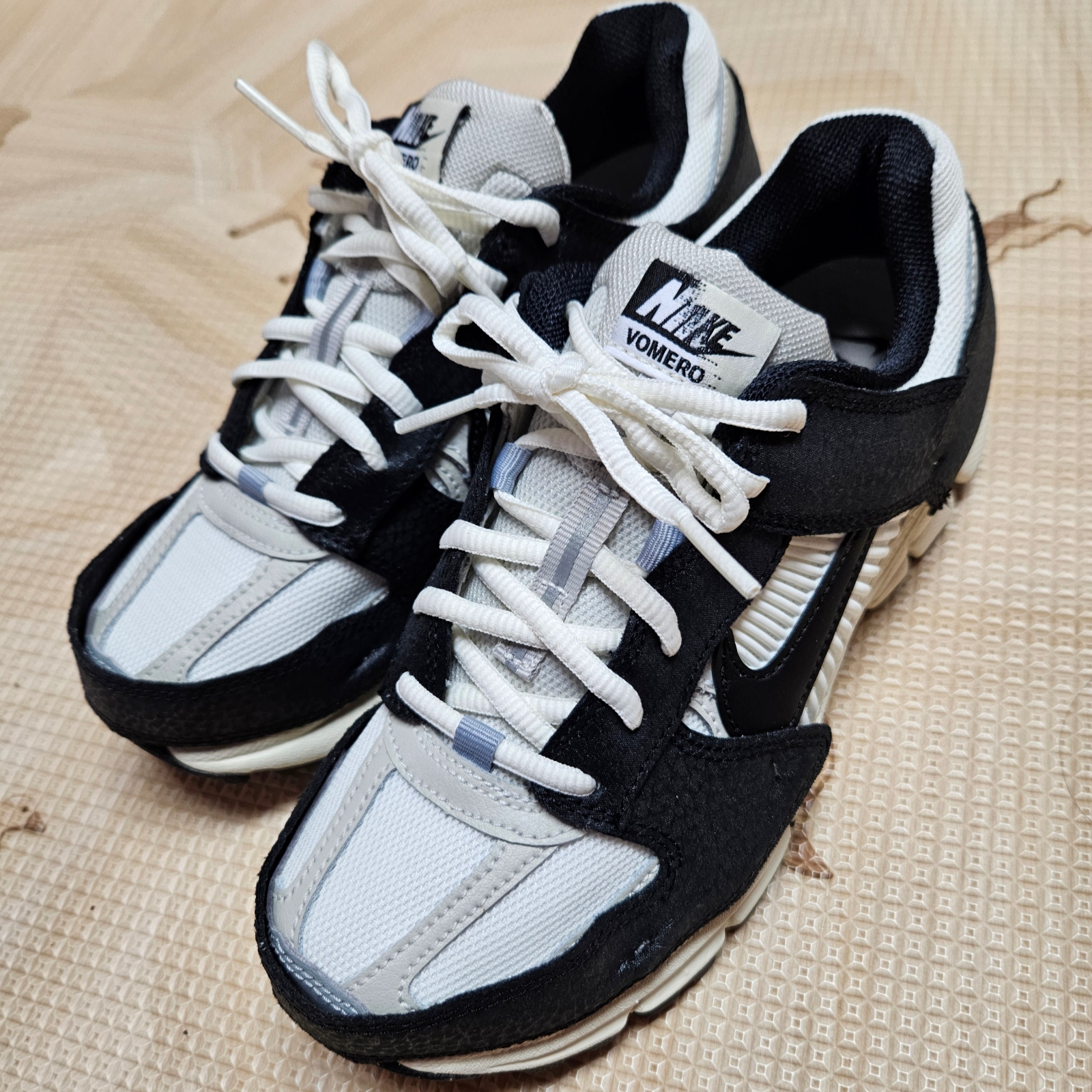 (W) Nike Zoom Vomero 5 Wolf Grey and Black 착용 스타일