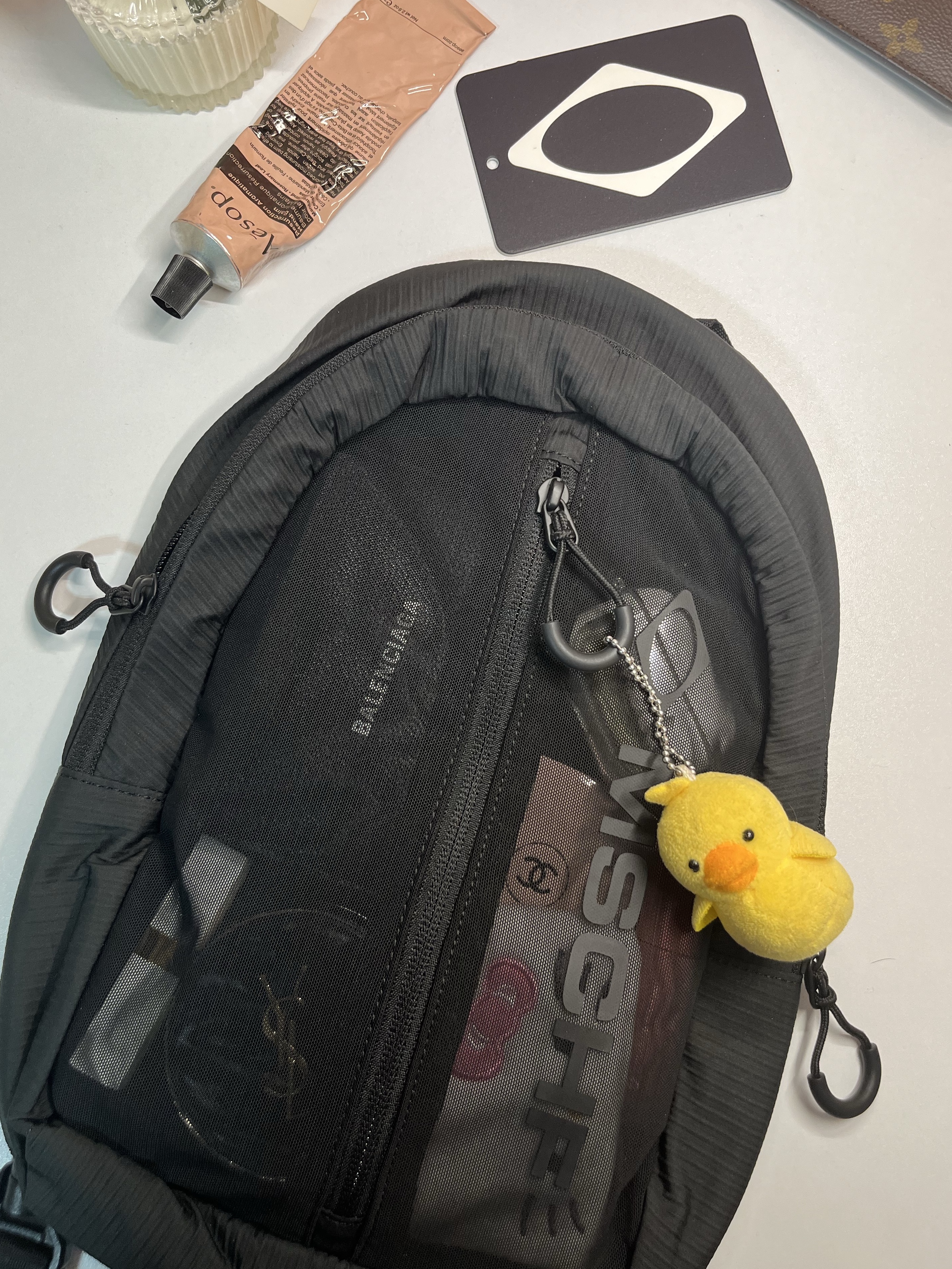 Mischief 2Way Mesh Sling Bag Black 착용 스타일 - 1