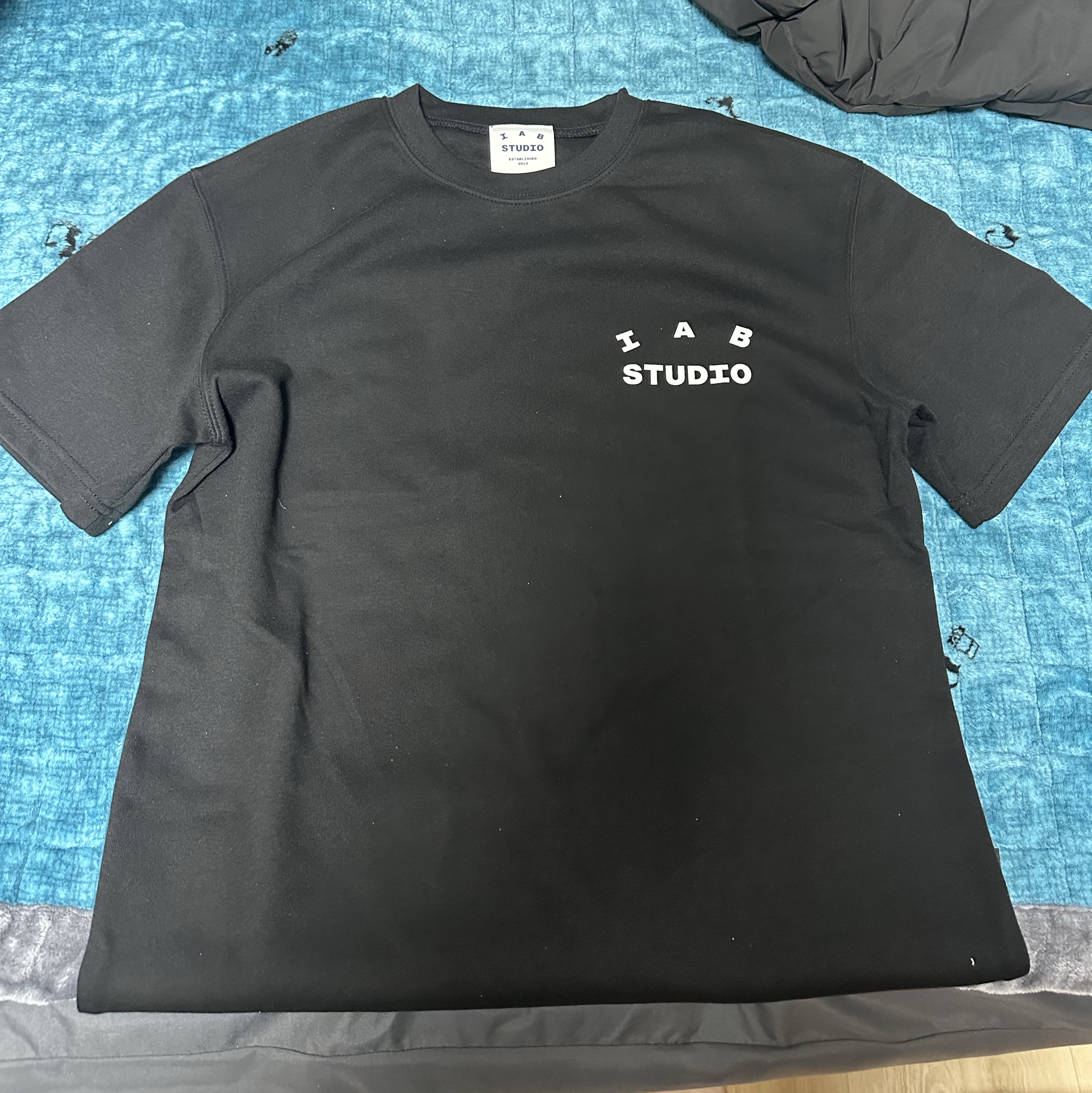 IAB Studio T-Shirt Black White 착용 스타일