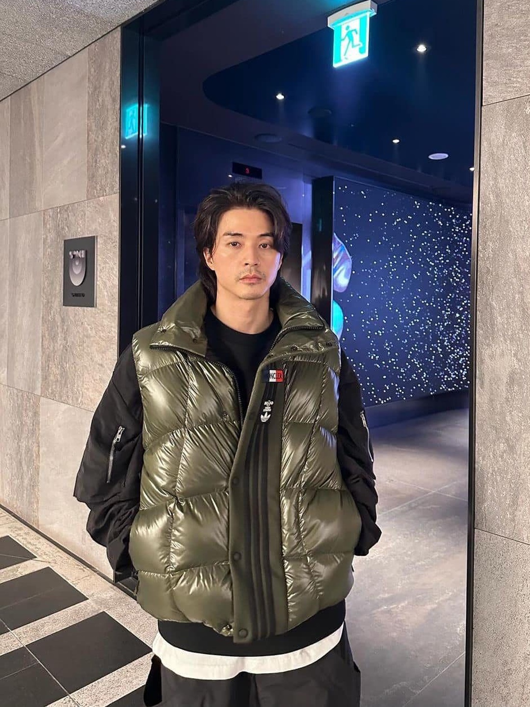 Nike NSW Club Primaloft Water-Repellent Puffer Vest Black - Asia, Moncler x Adidas Bozon Down Vest Dark Green - 23FW 착용 스타일 - 3