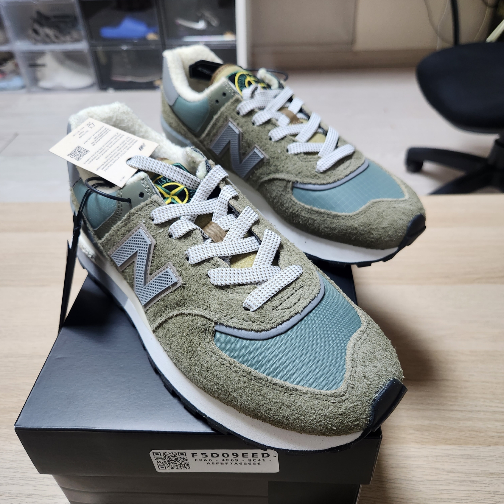 New Balance x Stone Island 574 Legacy Green 착용 스타일 - 7
