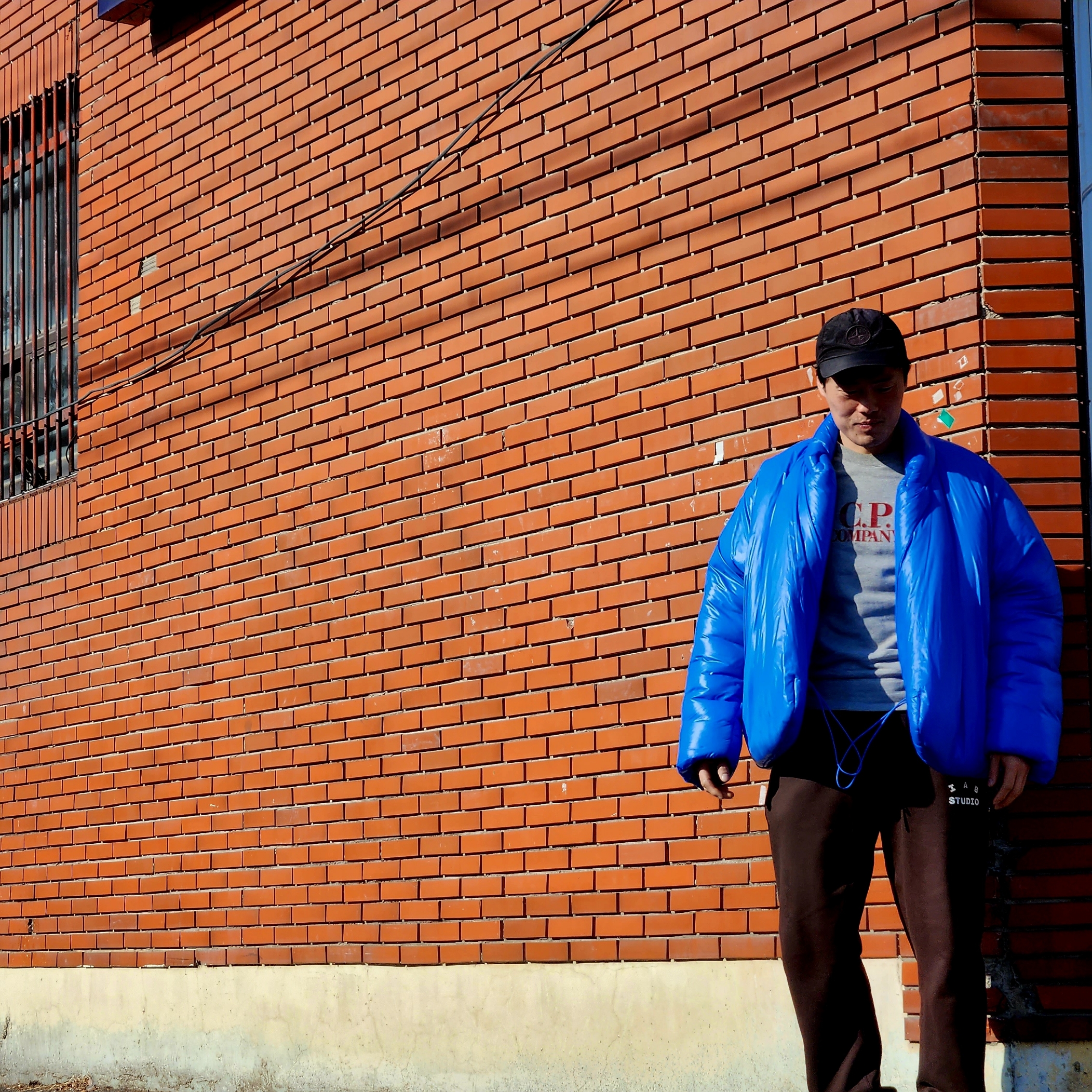 Yeezy Gap Round Jacket Blue, IAB Studio Sweatpants Brown 착용 스타일 - 2