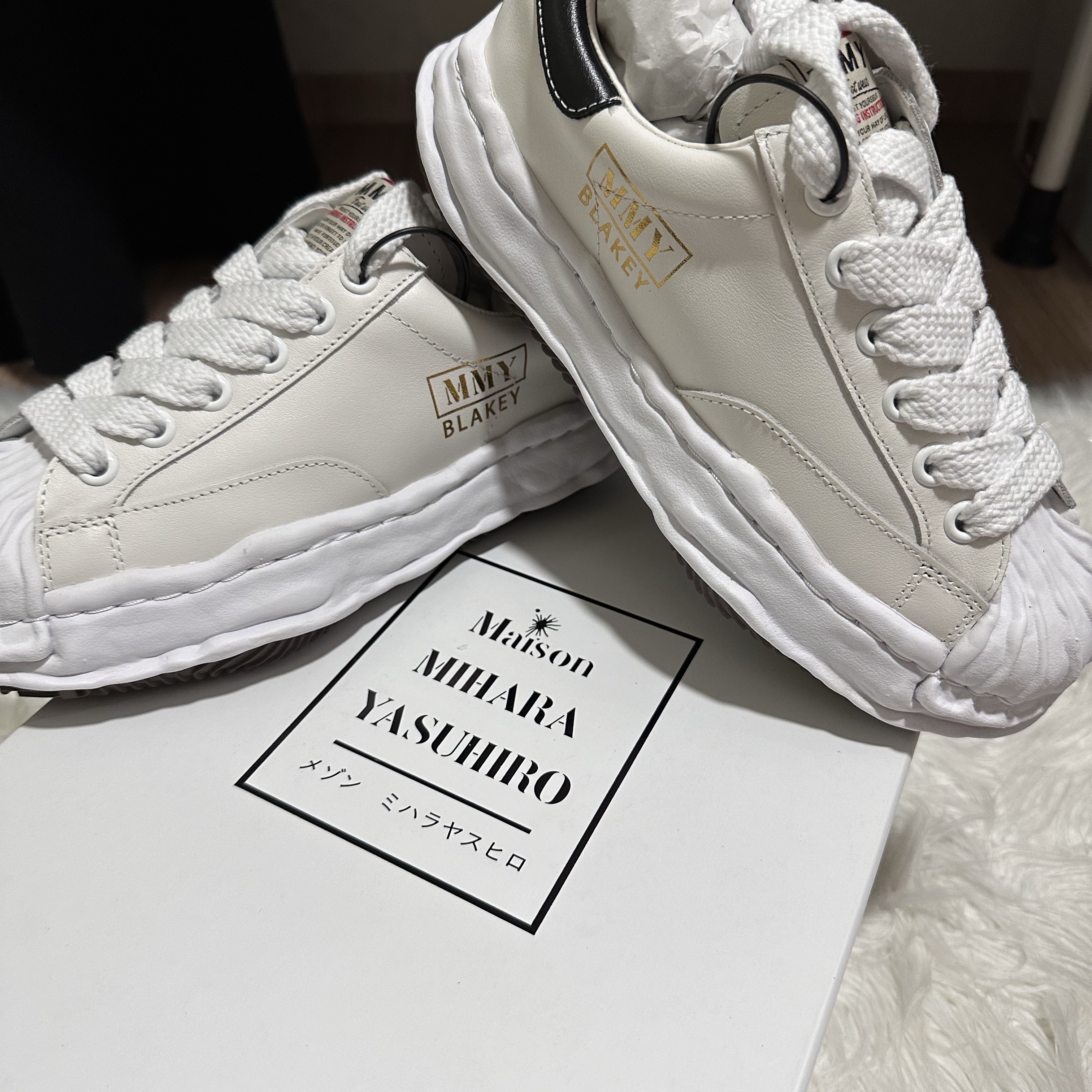 Maison Mihara Yasuhiro Blakey OG Sole Leather Low-top Sneakers White 착용 스타일 - 2