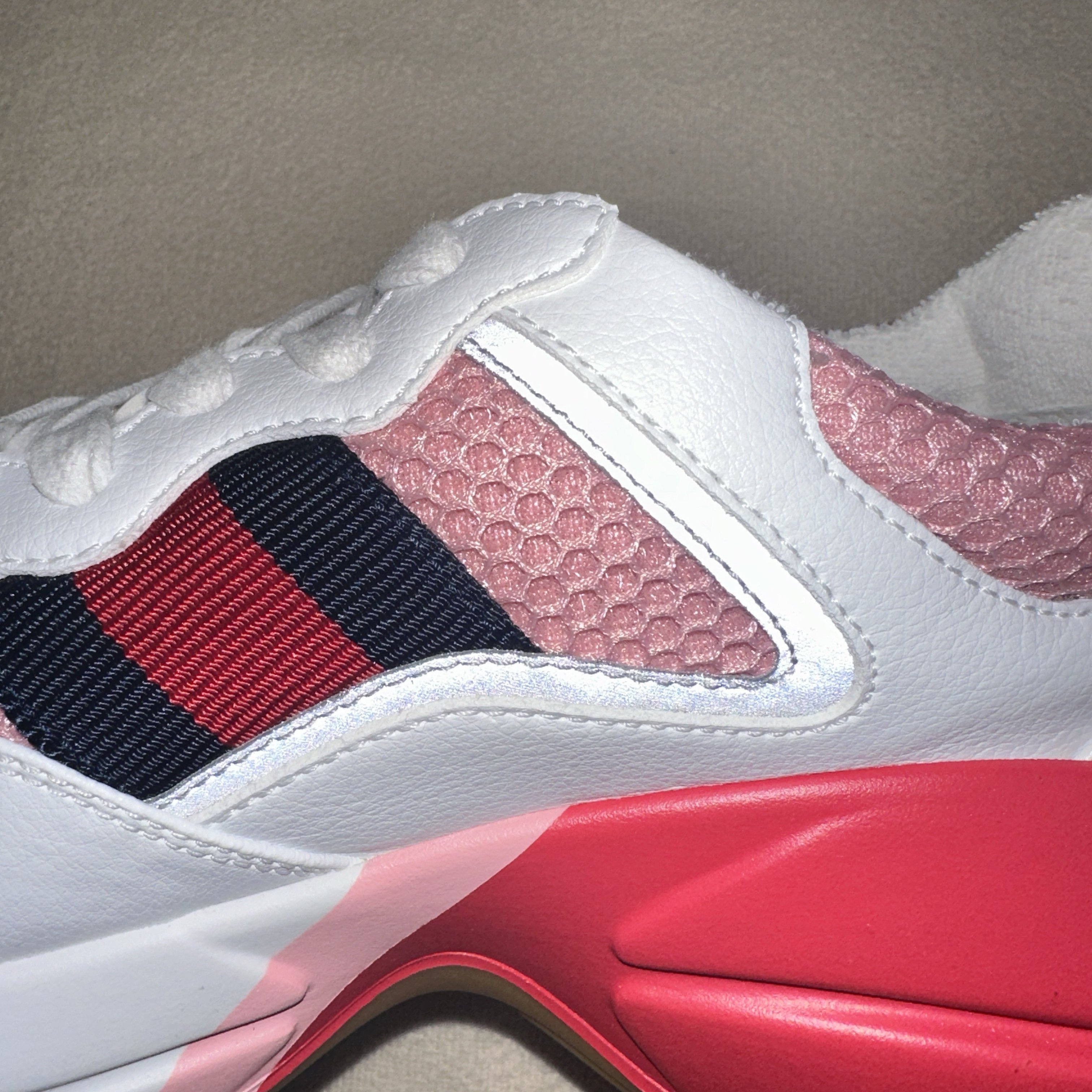 (W) Gucci Rhyton Sneaker White Pink 착용 스타일 - 3