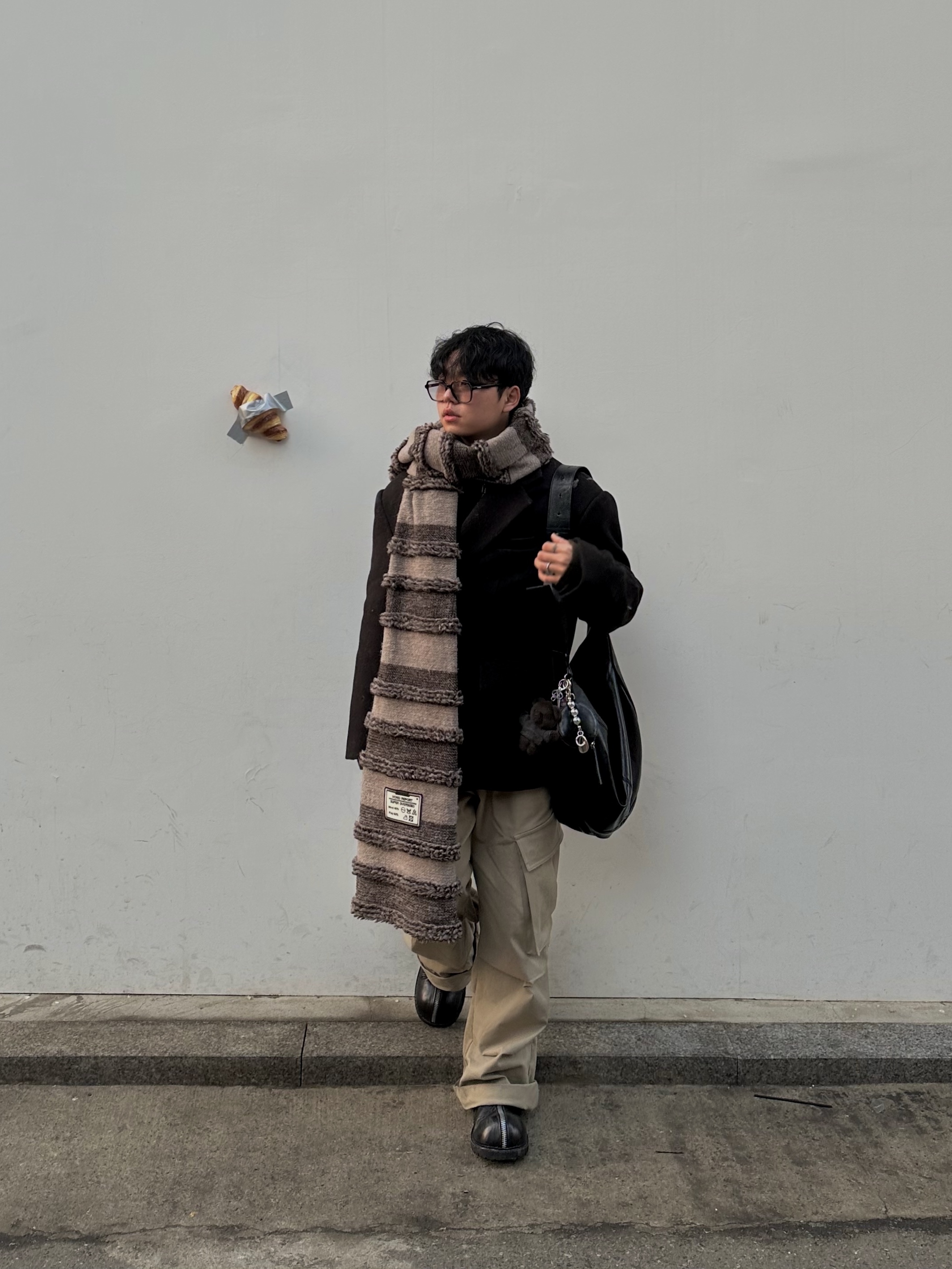 Millo Archive Fluppy Point Bear Key Ring Deep Brown 착용 스타일 - 2