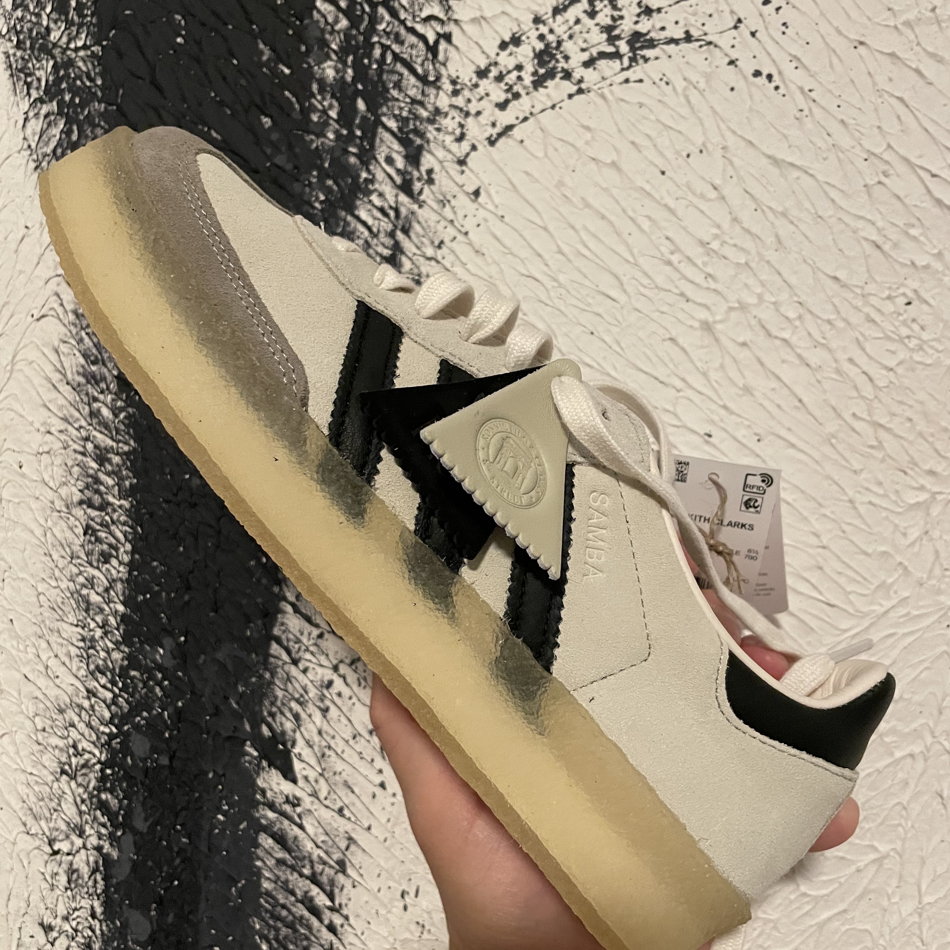 Adidas x Clarks x Ronnie Fieg 8th Street Samba Chalk White Core Black 착용 스타일 - 1