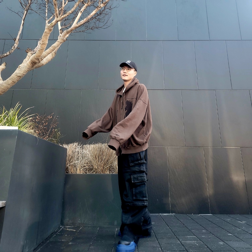 Bottega Veneta Tire Ankle Chelsea Boots Black Cruise, Project G/R Oversized Convertible Cargo Pants Coated Black 착용 스타일 - 4