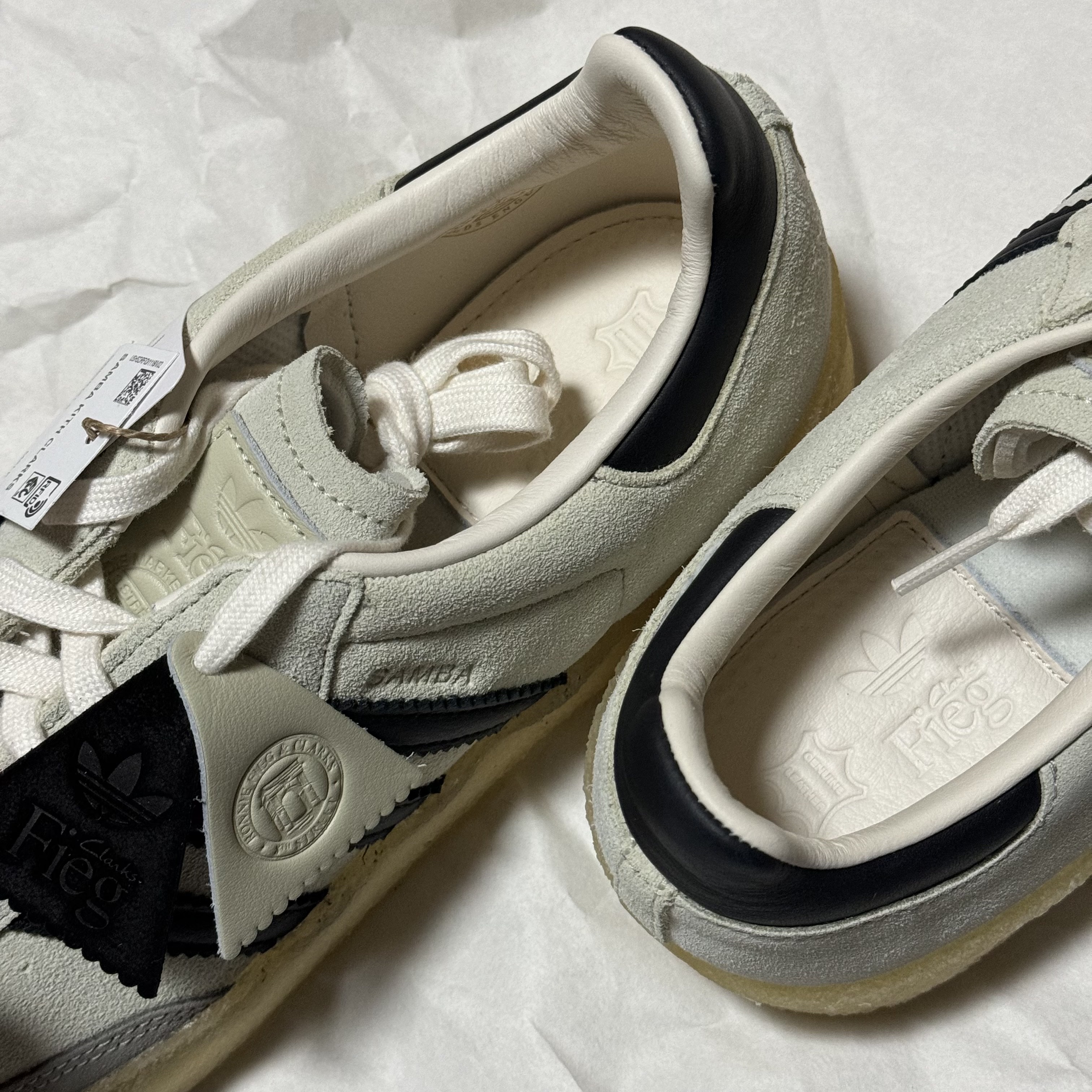 Adidas x Clarks x Ronnie Fieg 8th Street Samba Chalk White Core Black 착용 스타일 - 3