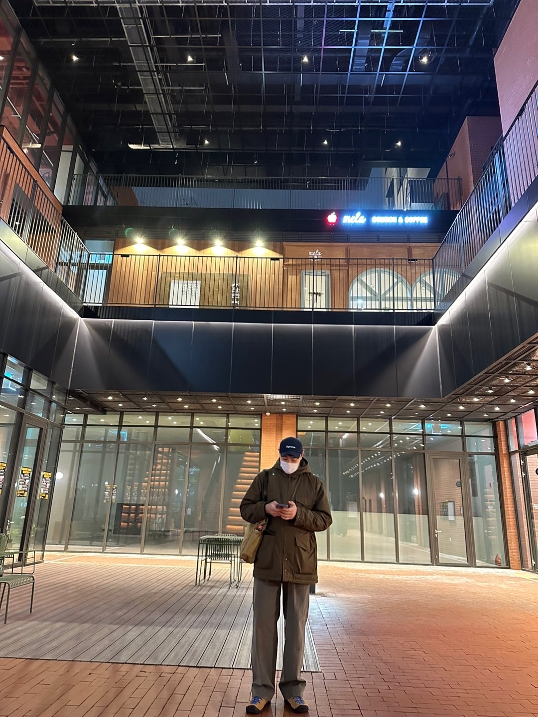 킨 재스퍼 스웨이드 스니커즈 카멜, 유니클로 x 엔지니어드 가먼츠 퍼프테크 유틸리티 자켓 브라운 착용 스타일