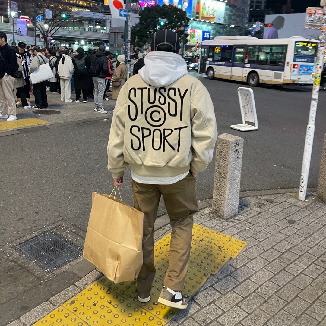 Stussy Sport Melton Varsity Jacket Oatmeal, Jordan 1 x Travis Scott Retro High OG SP Mocha 착용 스타일