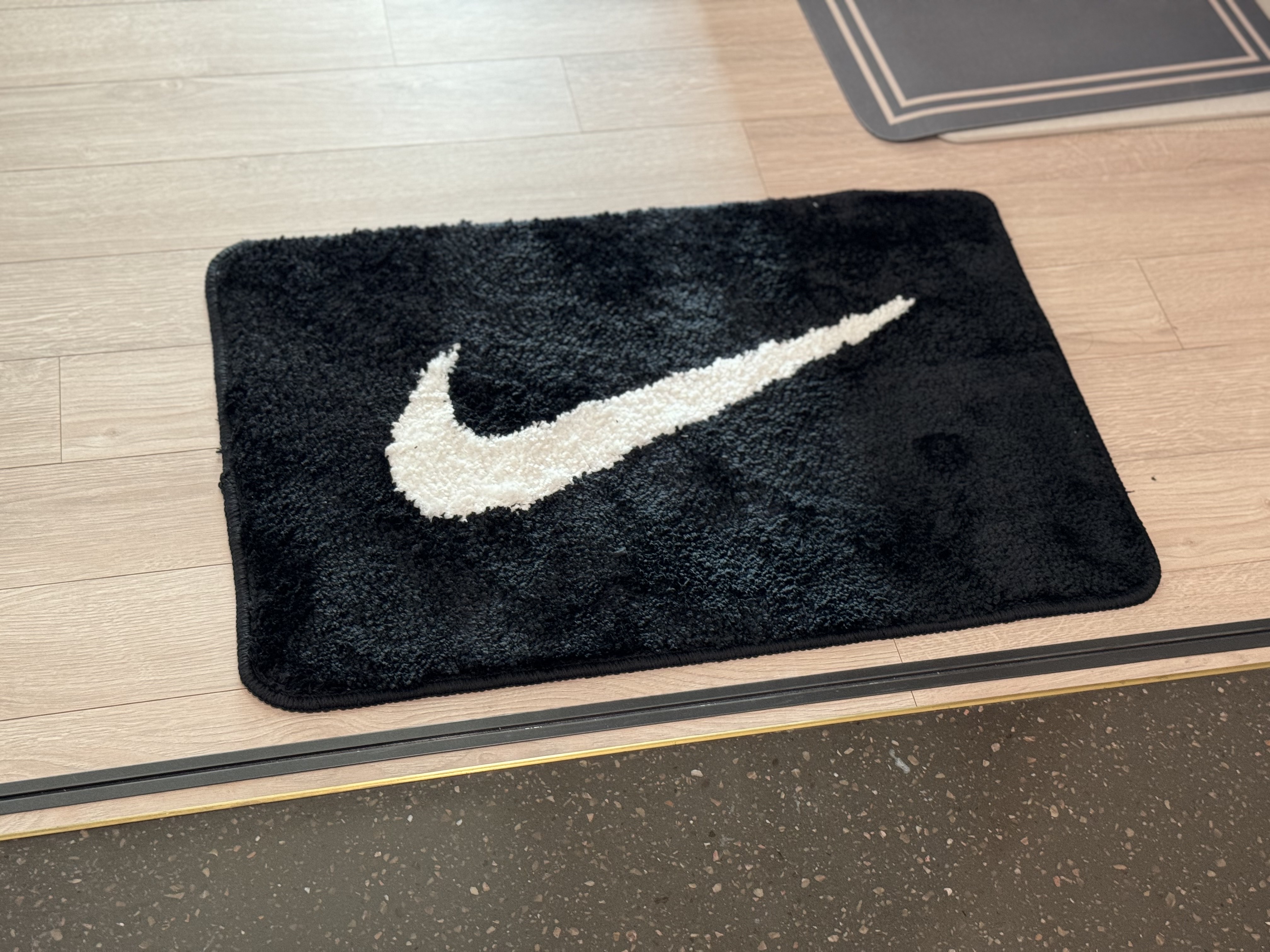 Nike Swoosh Rug Black White 착용 스타일