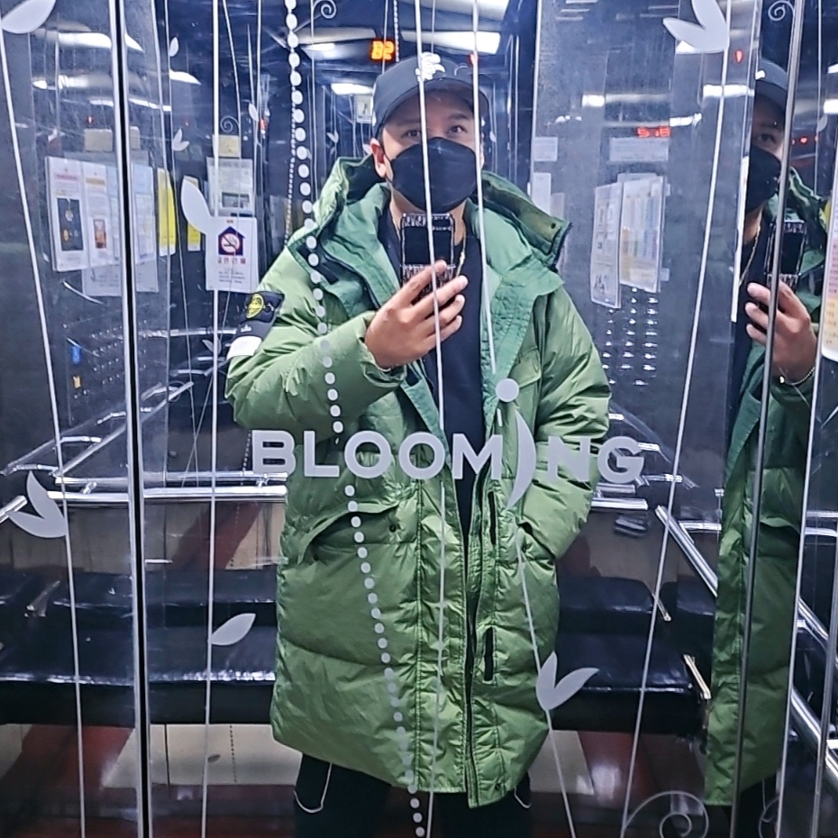 Stone Island 70123 Crinkle Reps Hooded Long Down Jacket Olive Green - 22FW 착용 스타일