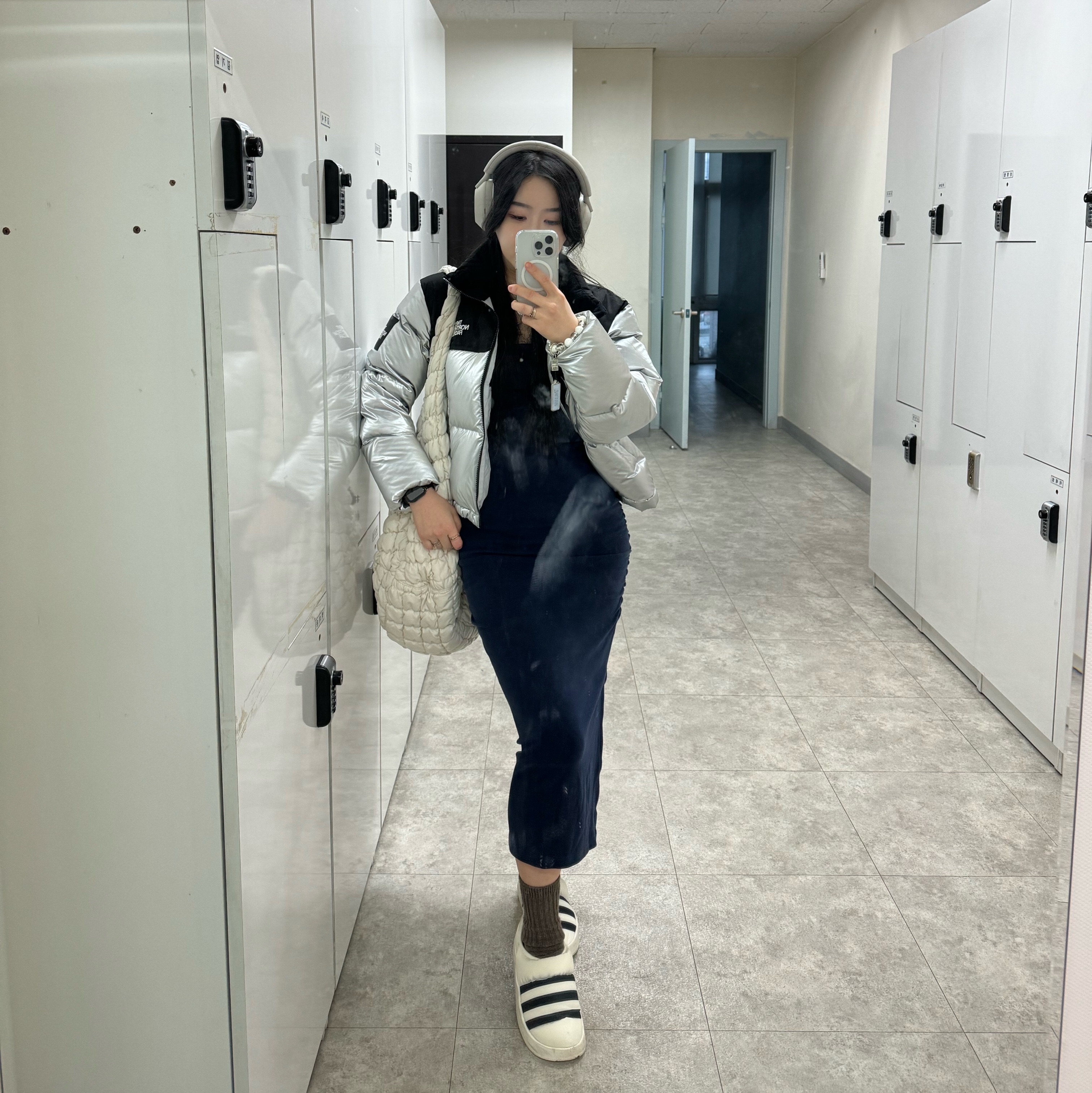 아디다스 퍼피렛 오프 화이트, (W) 노스페이스 화이트 라벨 노벨티 눕시 다운 자켓 SE 실버 착용 스타일 - 1