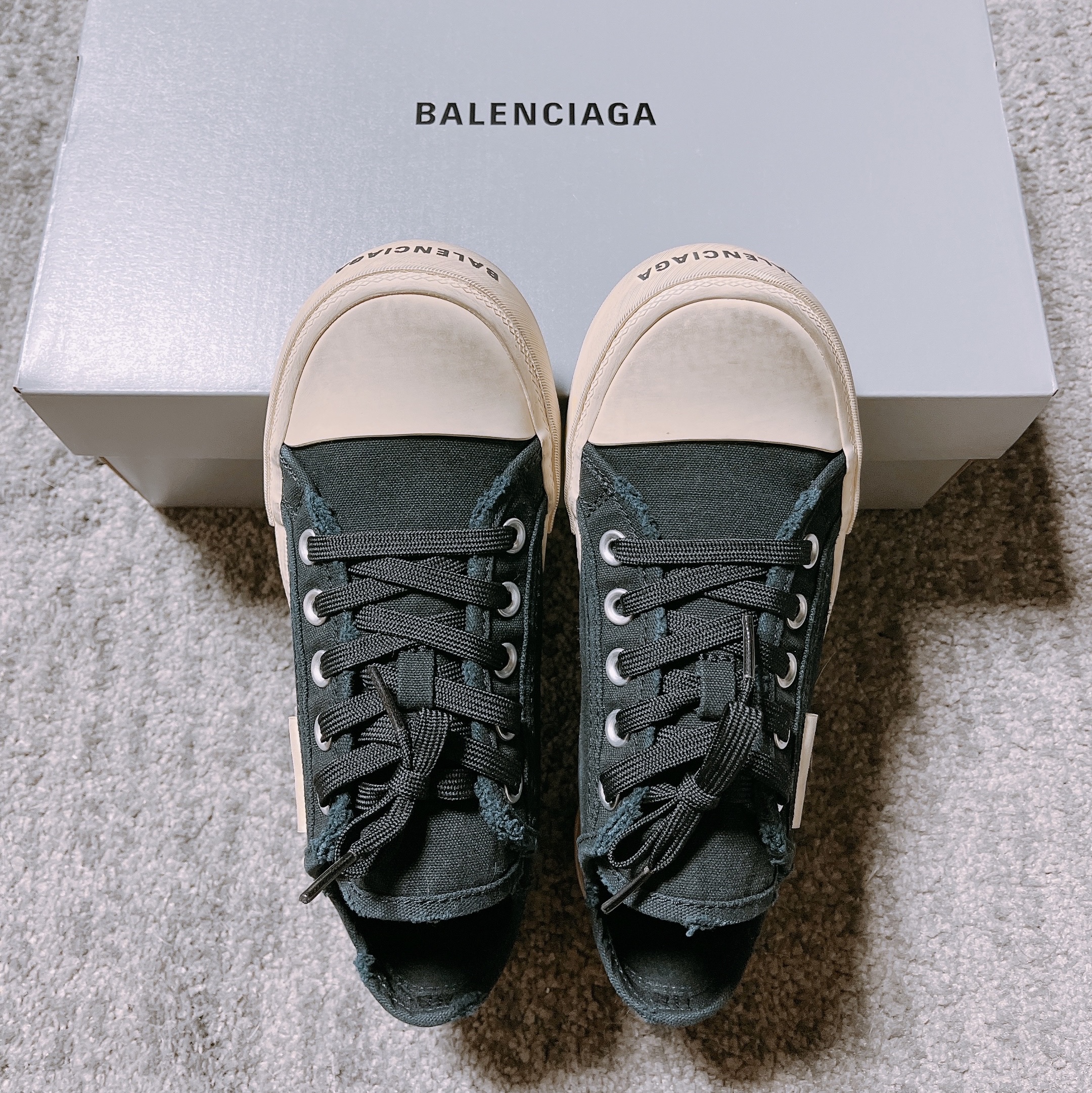 (W) Balenciaga Paris Low Top Sneakers Black 착용 스타일 - 2