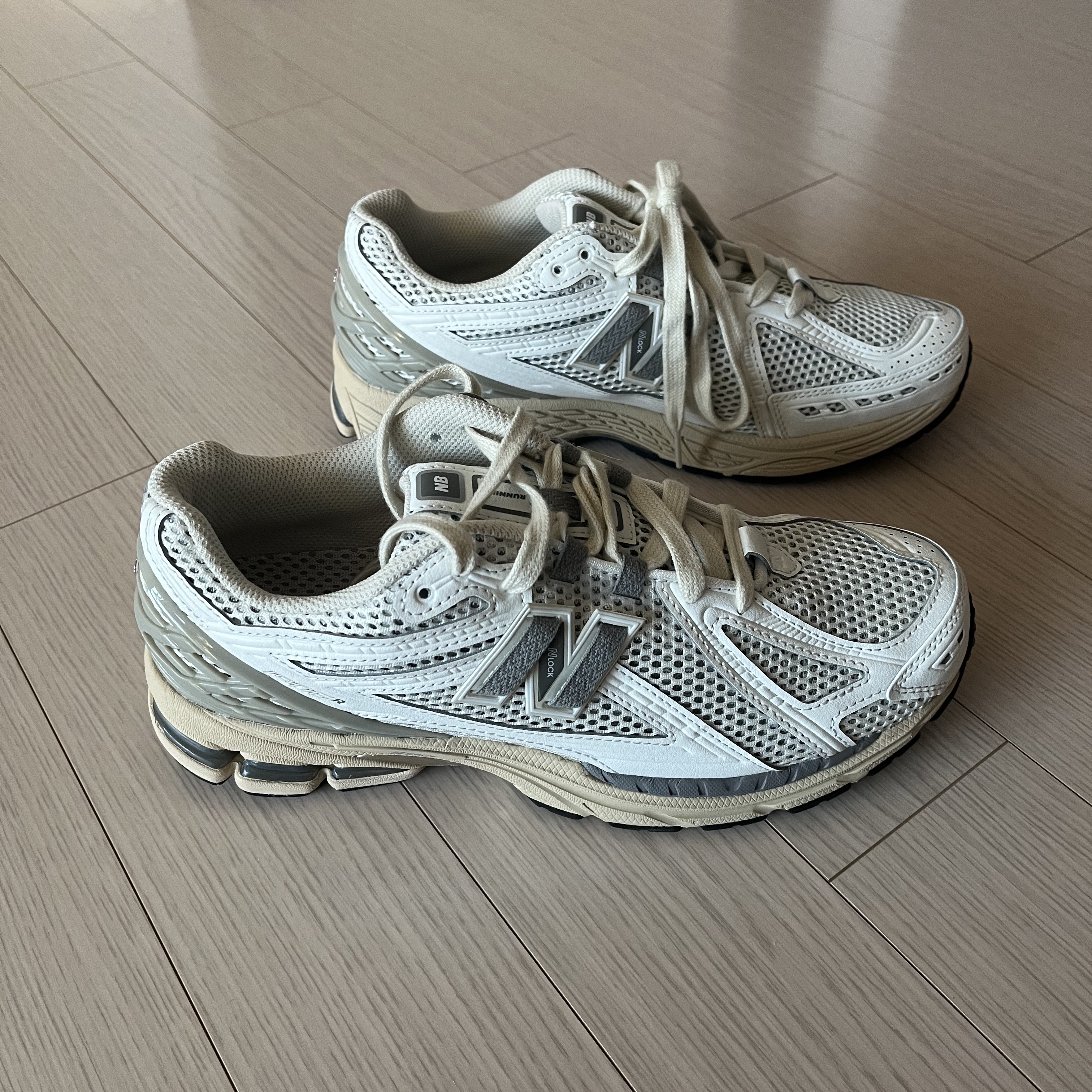 New Balance 1906R White Gray 착용 스타일 - 1