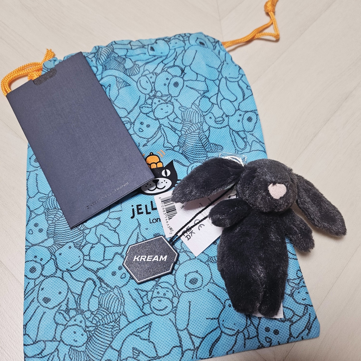 Jellycat Bashful Bunny Bag Charm Ink, COS Quilted Mini Bag Black 착용 스타일 - 3