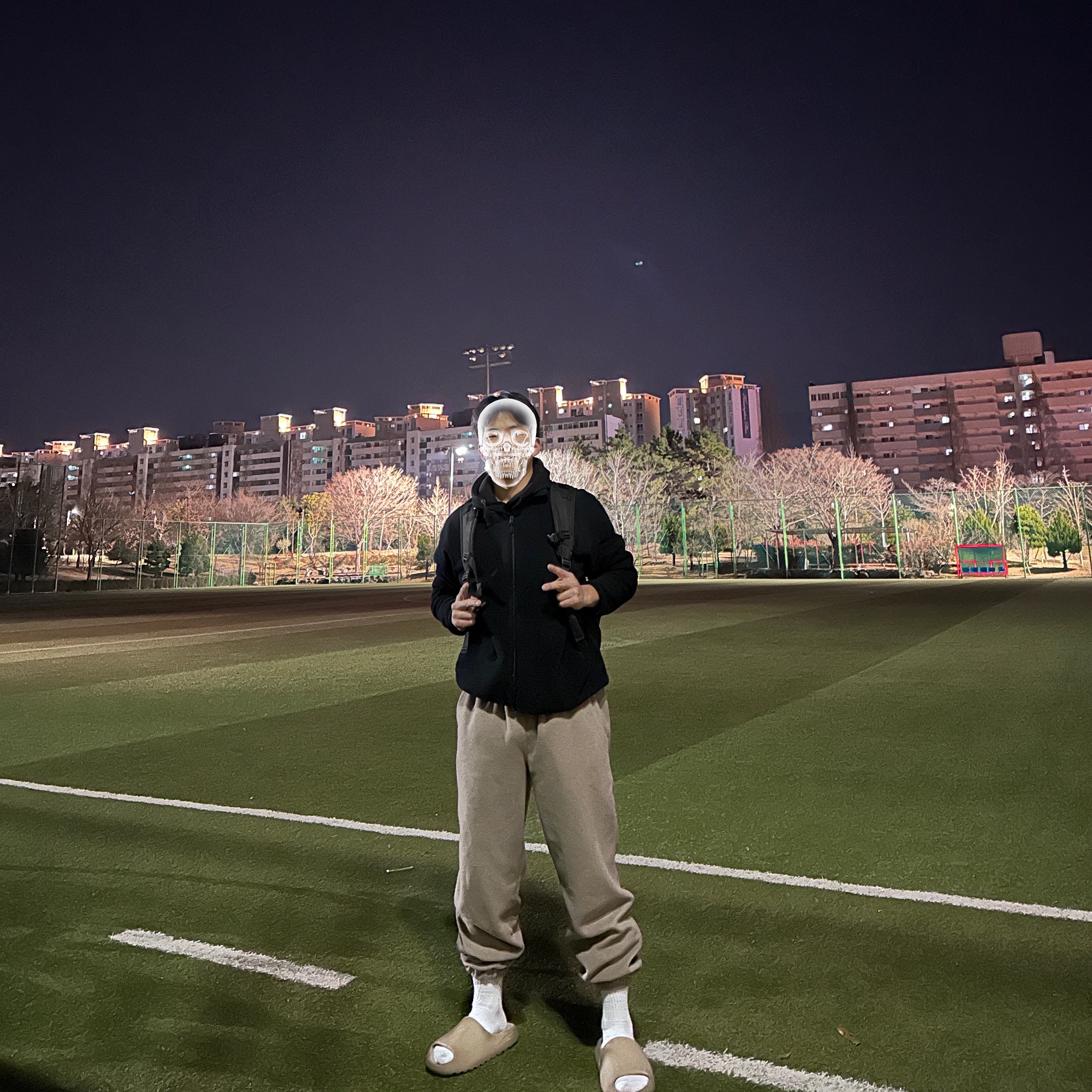 Adidas Yeezy Slide Pure - Re-Release Ver., Nike NSW RPM Backpack 26L Black White 착용 스타일 - 1