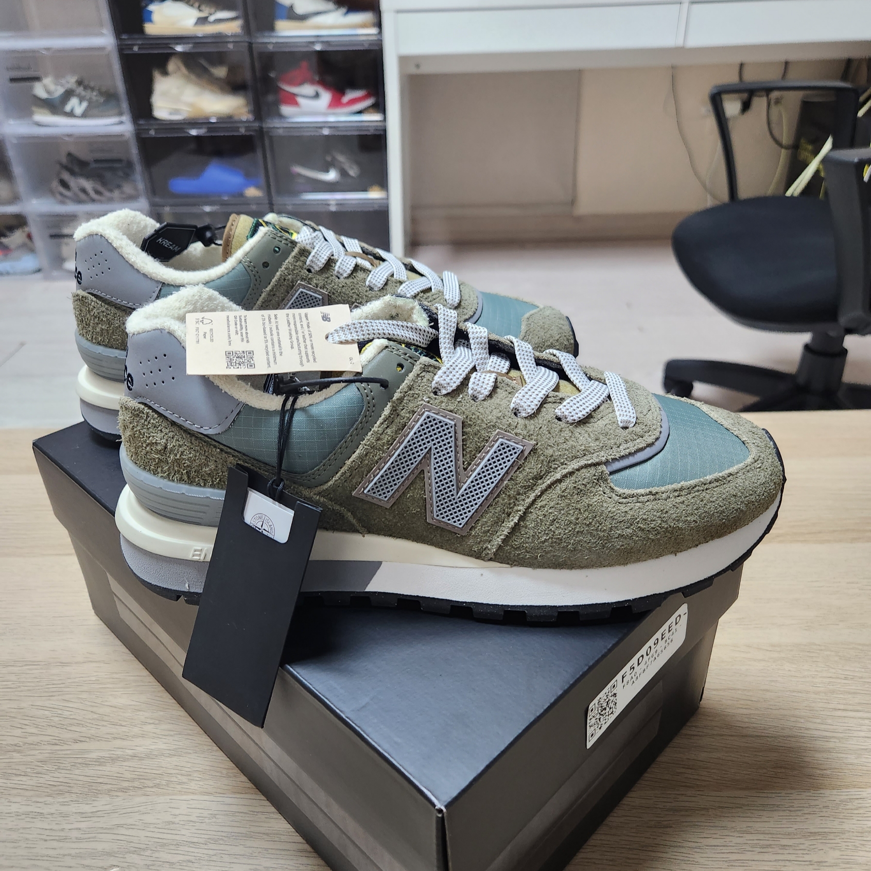 New Balance x Stone Island 574 Legacy Green 착용 스타일 - 6
