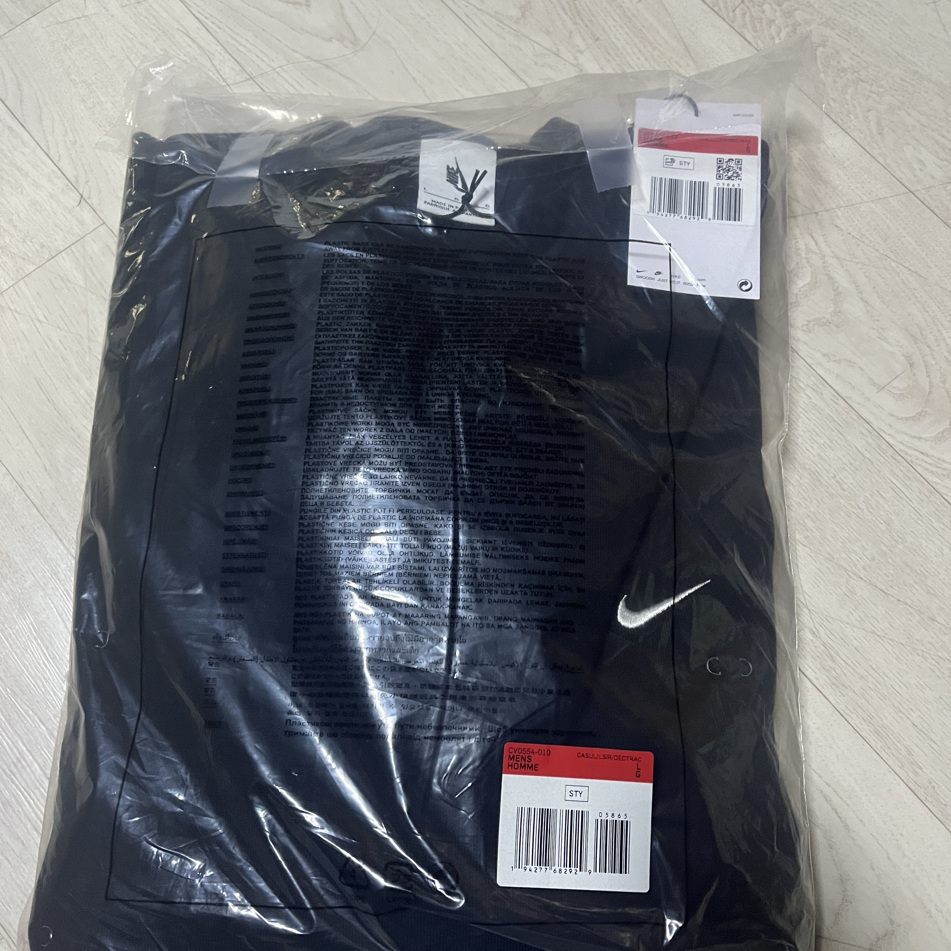 Nike NRG Solo Swoosh Crew Fleece Black White - US/EU 착용 스타일