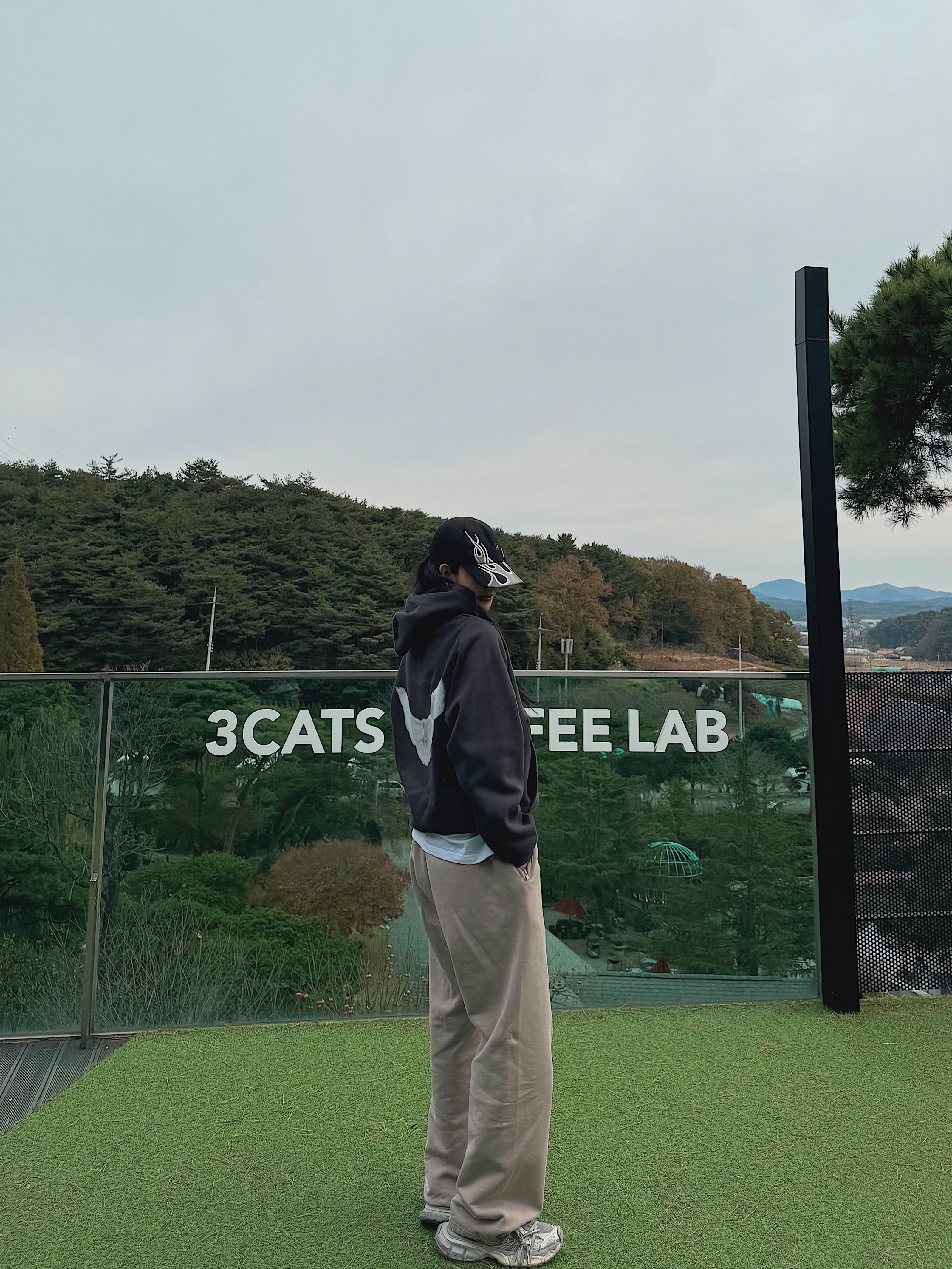 Yeezy Gap Engineered By Balenciaga Dove Shrunken Hoodie Black, Balenciaga 3XL Sneakers Light Beige 착용 스타일 - 5