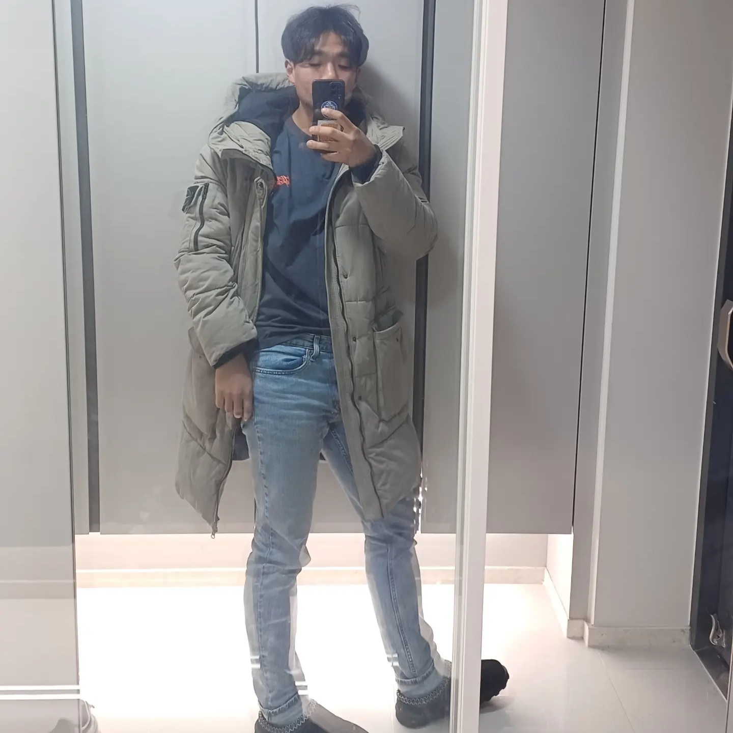 어그 타스만 블랙 착용 스타일