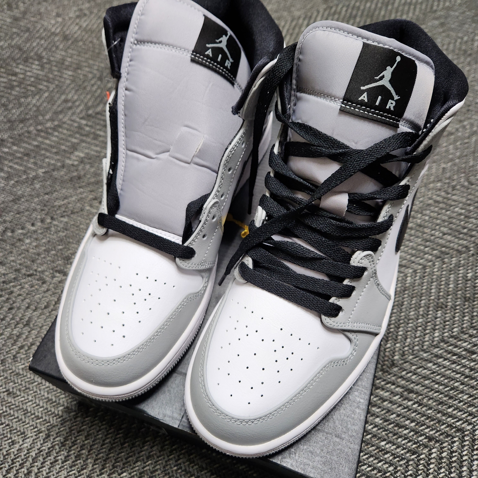 Jordan 1 Mid Light Smoke Grey 착용 스타일