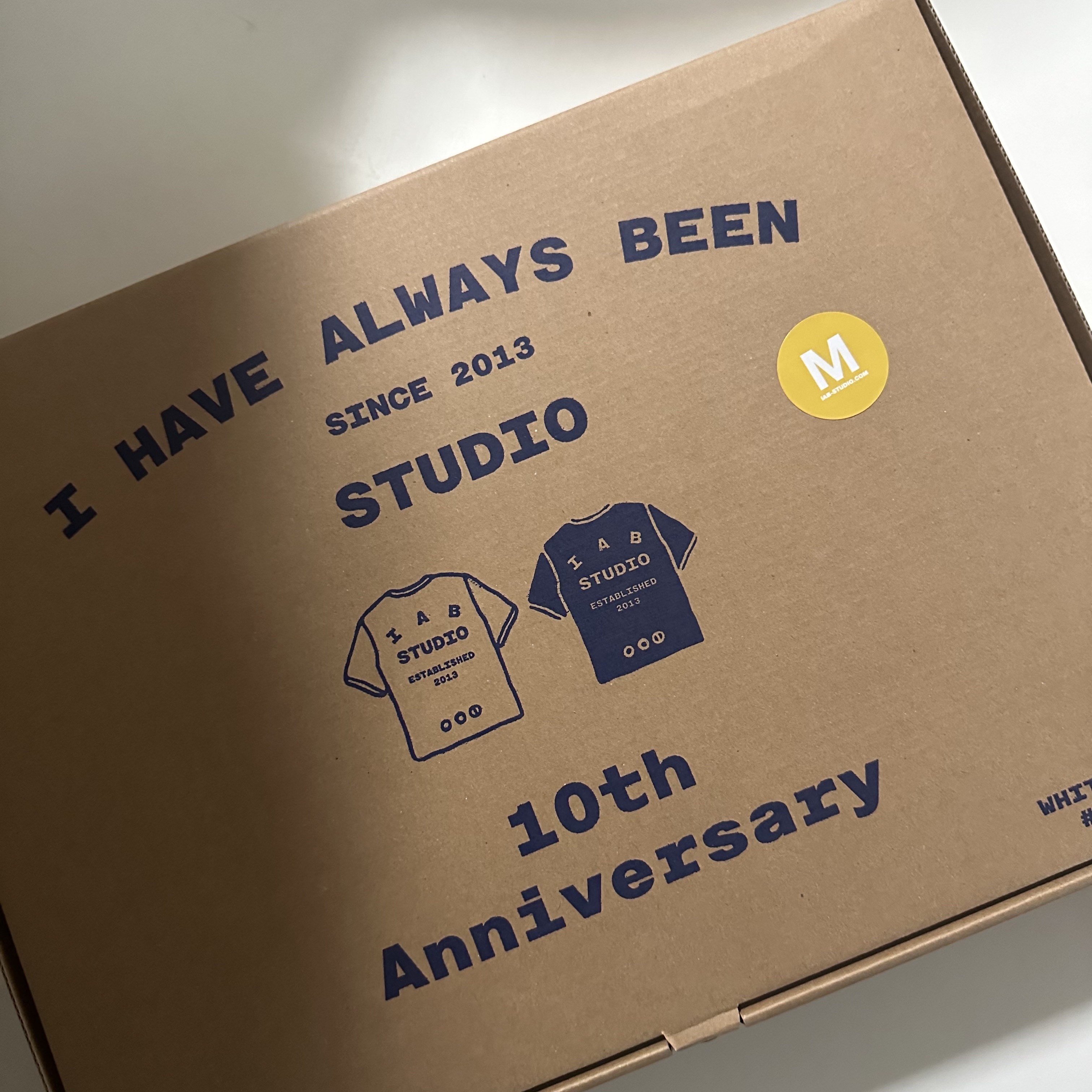 IAB Studio 10th Anniversary T-Shirts Pack White & Black (2 Pack) 착용 스타일 - 1