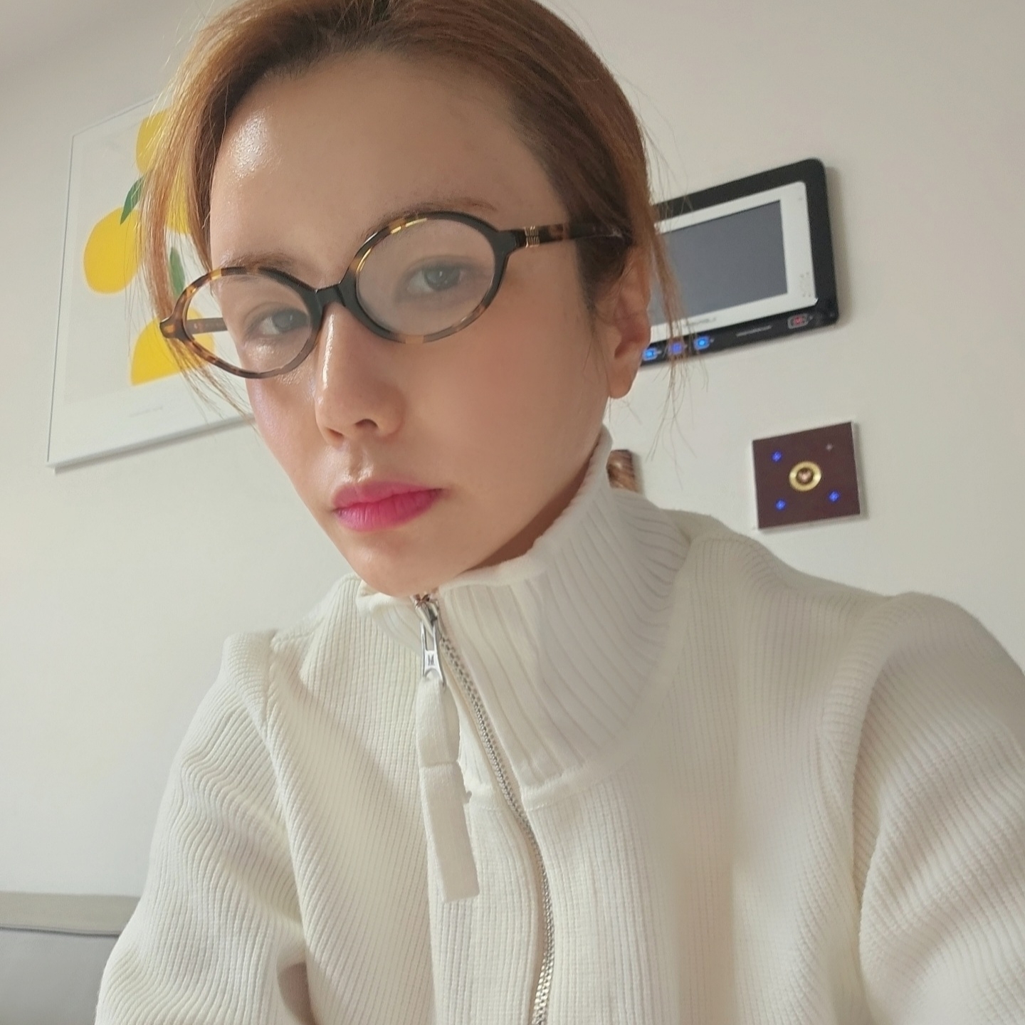 (W) 미우 미우 리가드 선글라스 블루 렌즈 허니 톨토이즈쉘 아세테이트 스탠다드 핏, 마뗑킴 스펠 포인트 스트라이프 가디건 아이보리 착용 스타일 - 1