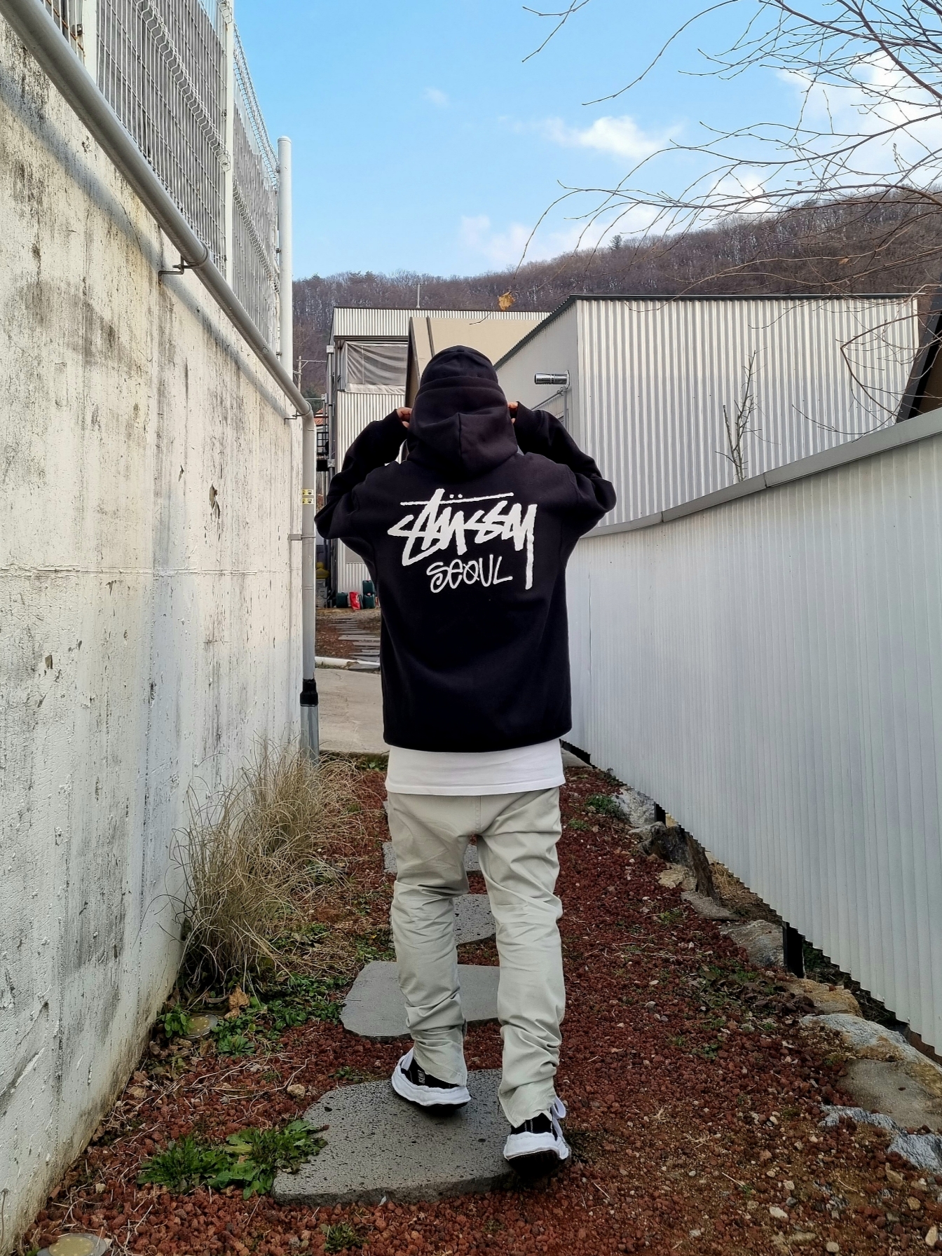 Stussy Stock Seoul Hood Black 2023 착용 스타일