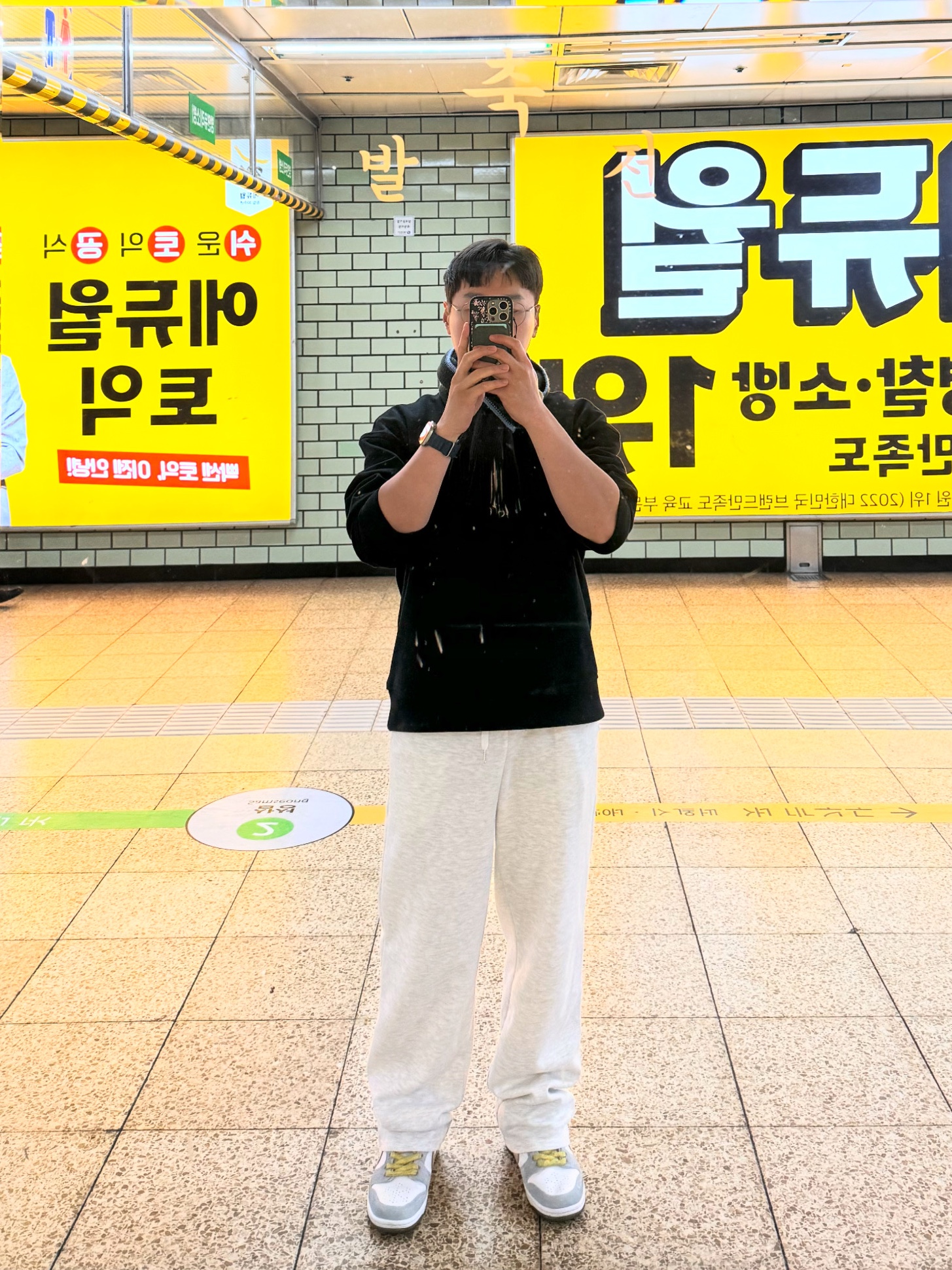 Wooyoungmi Luminous Jellyfish Back Logo Sweatshirt Black - 24SS, Nike x Sean Cliver SB Dunk Low Holiday Special 착용 스타일