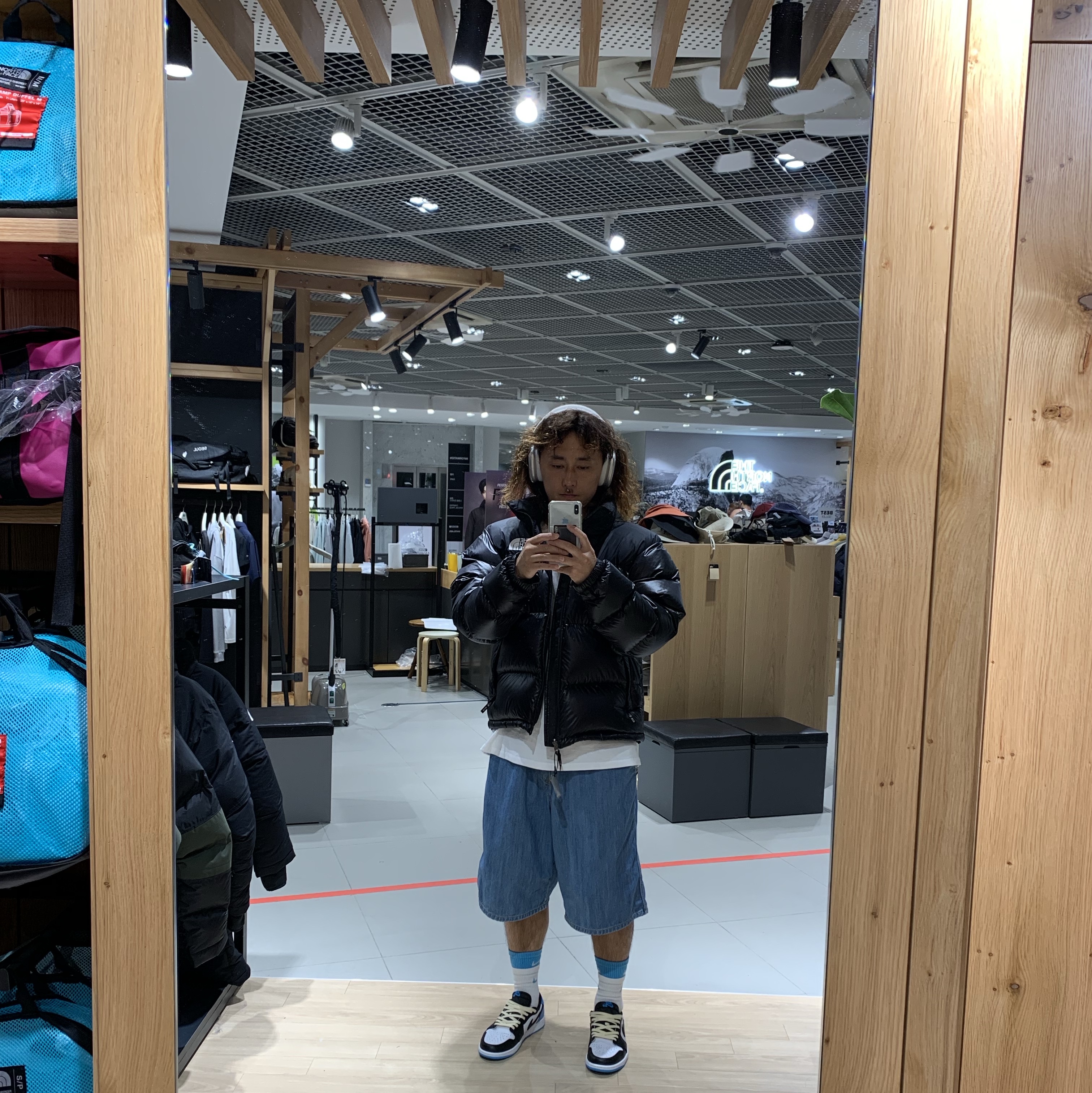 Jordan 1 Retro Low OG Black and Dark Powder Blue 착용 스타일