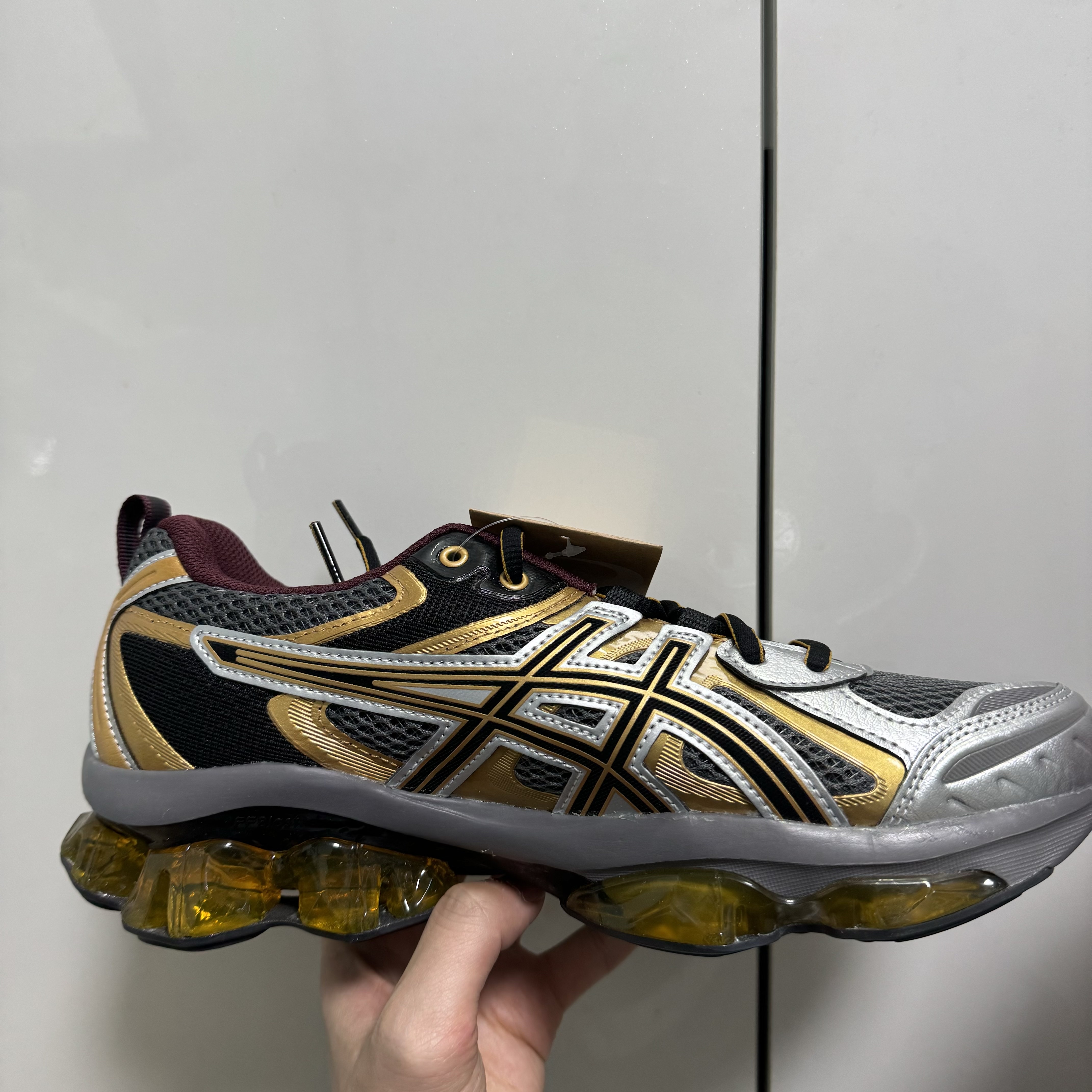 Asics Gel-Quantum Kinetic Carbon Pure Gold 착용 스타일