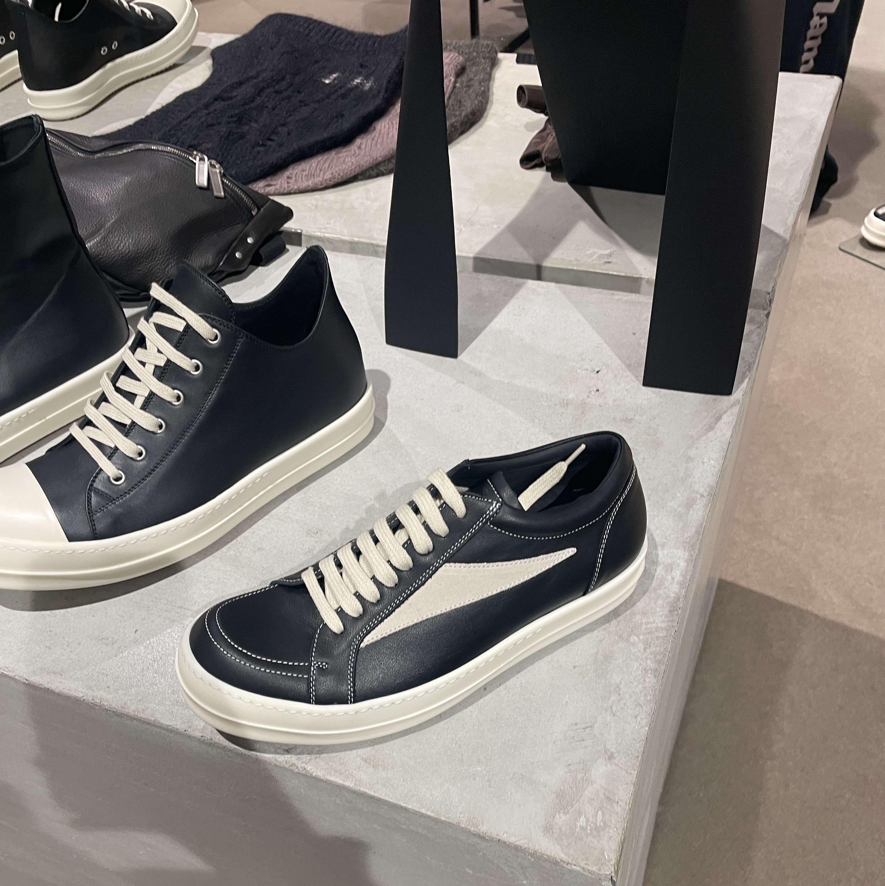 Rick Owens Luxor Vintage Sneakers Black Milk, Rick Owens Full Grain Calf Leather Strobe Low Sneakers Black Milk White 착용 스타일