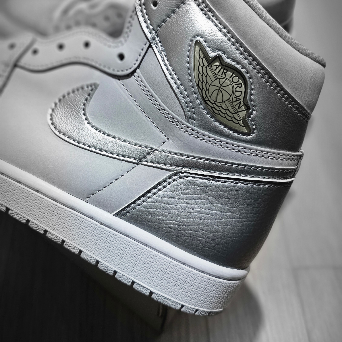Jordan 1 Retro High OG CO.JP Neutral Grey 착용 스타일 - 2