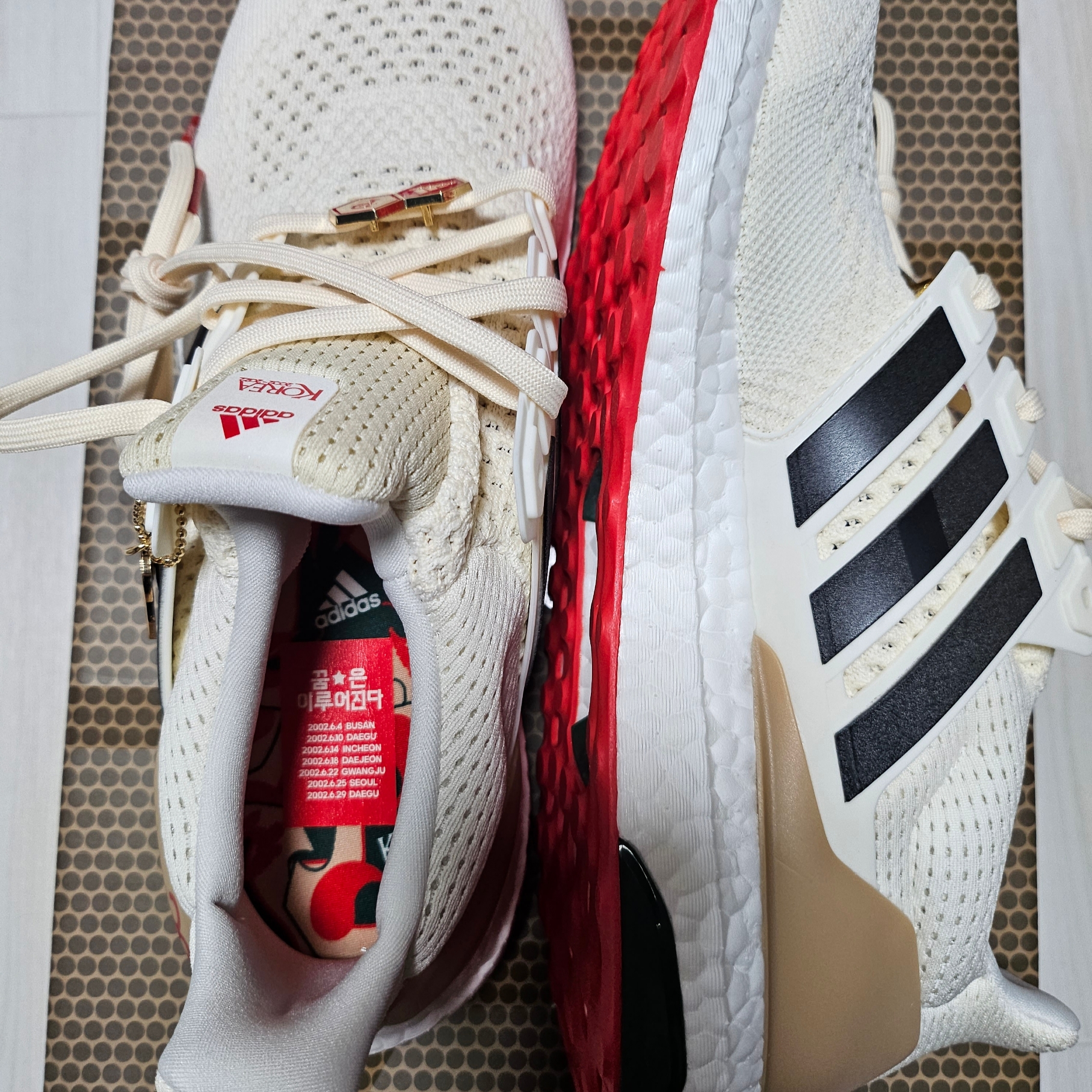 Adidas x Over The Pitch Ultraboost DNA Seoul Off White (Over The Pitch Package) 착용 스타일 - 5