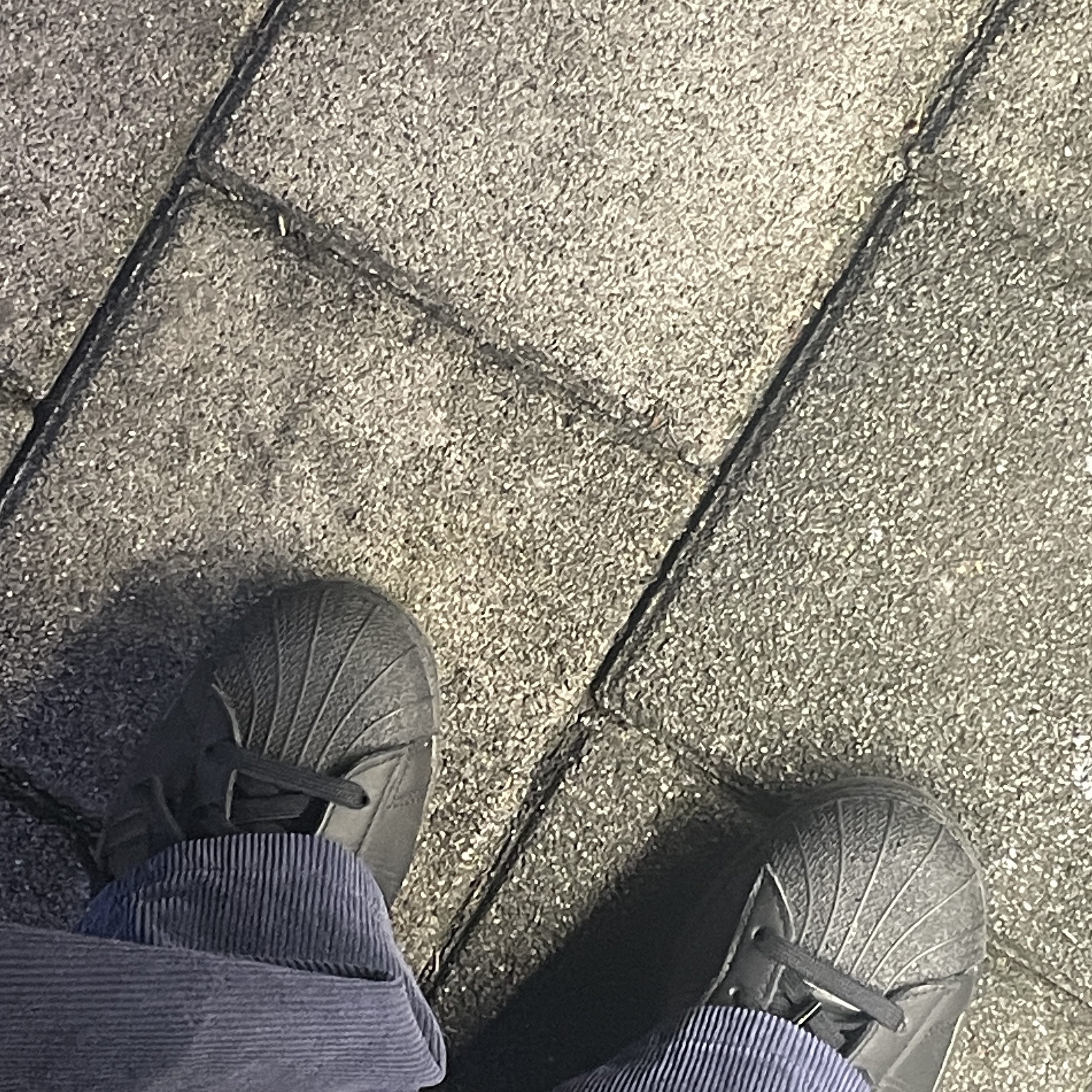 Adidas Superstar Triple Black 착용 스타일
