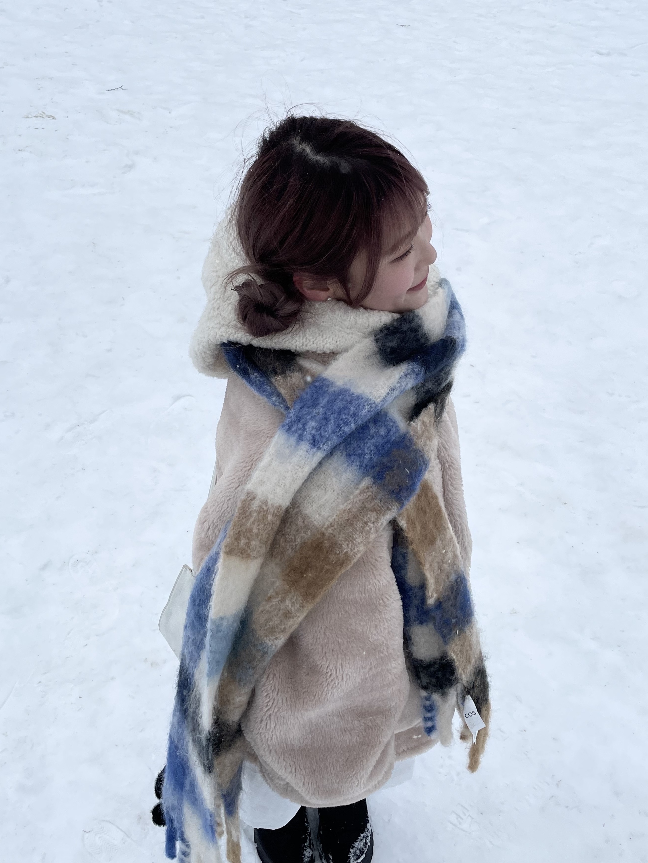 COS Oversized Mohair Blend Muffler Blue Brown Checked 착용 스타일 - 1