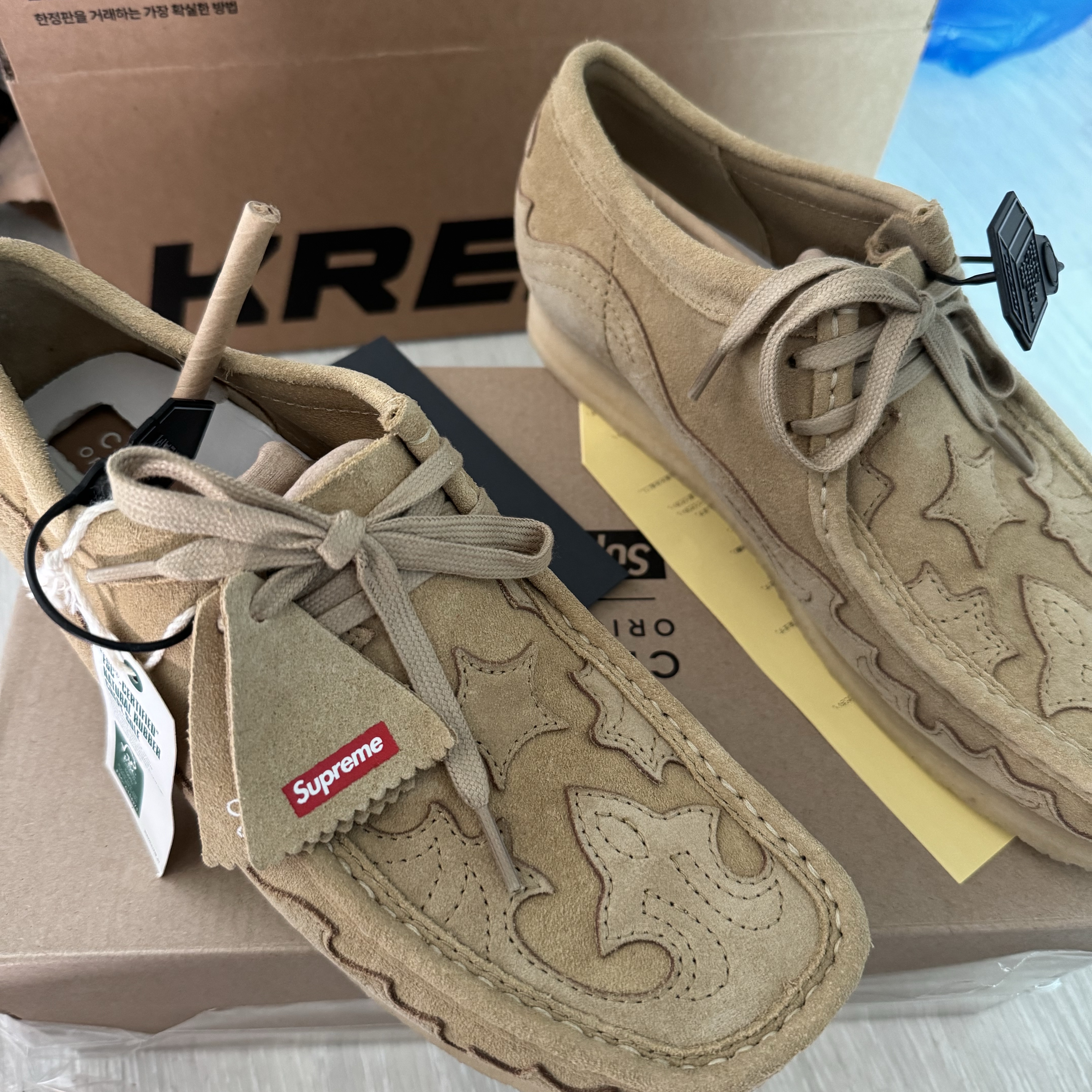 Clarks x Supreme Wallabee Tan 착용 스타일