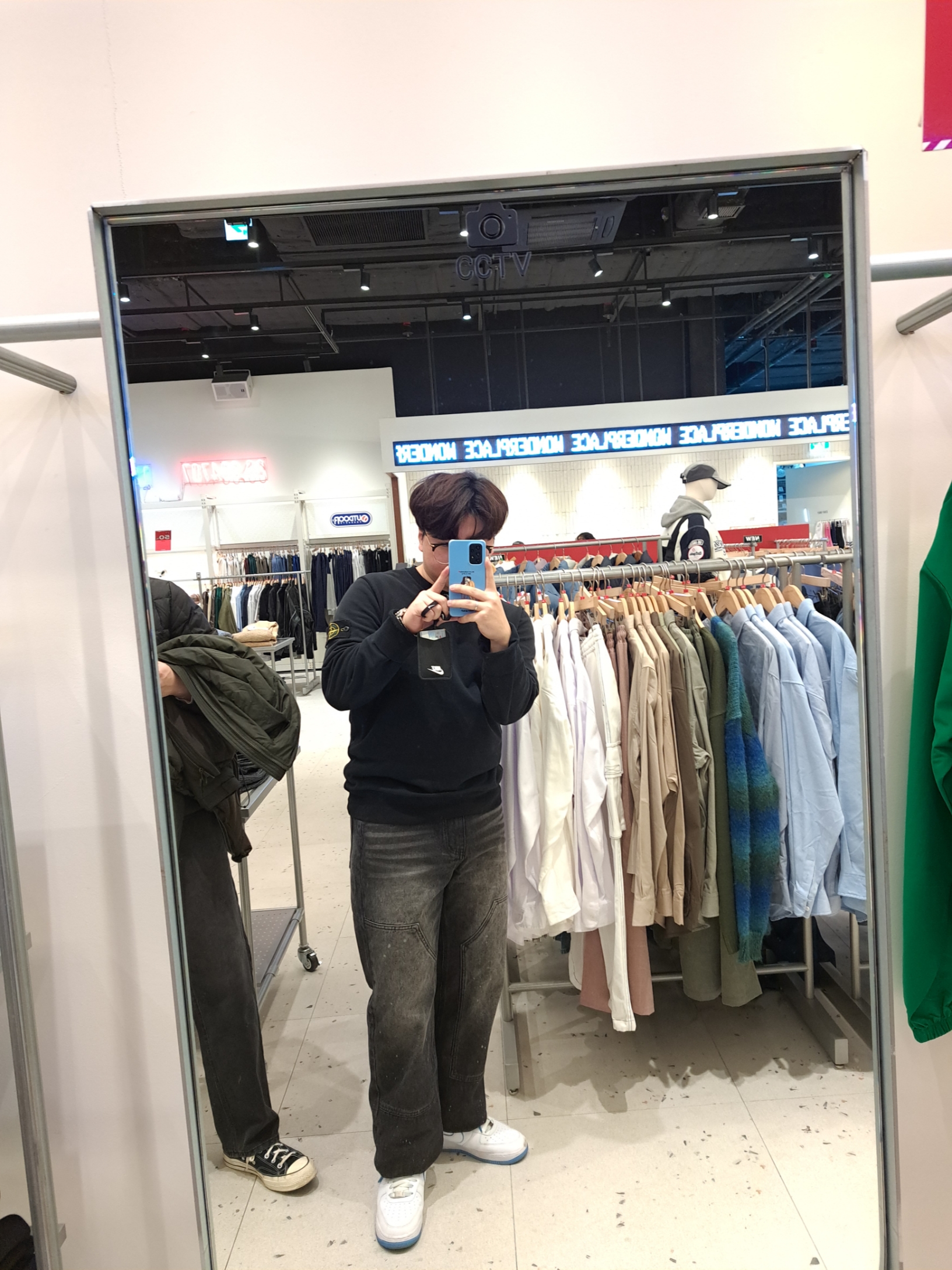 Stone Island 63020 Crewneck Sweatshirt Black - 22FW 착용 스타일 - 2