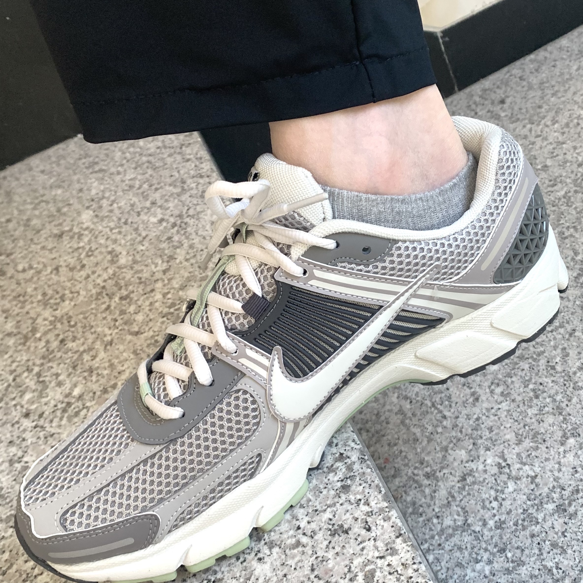 (W) Nike Zoom Vomero 5 Cobblestone and Flat Pewter 착용 스타일 - 1