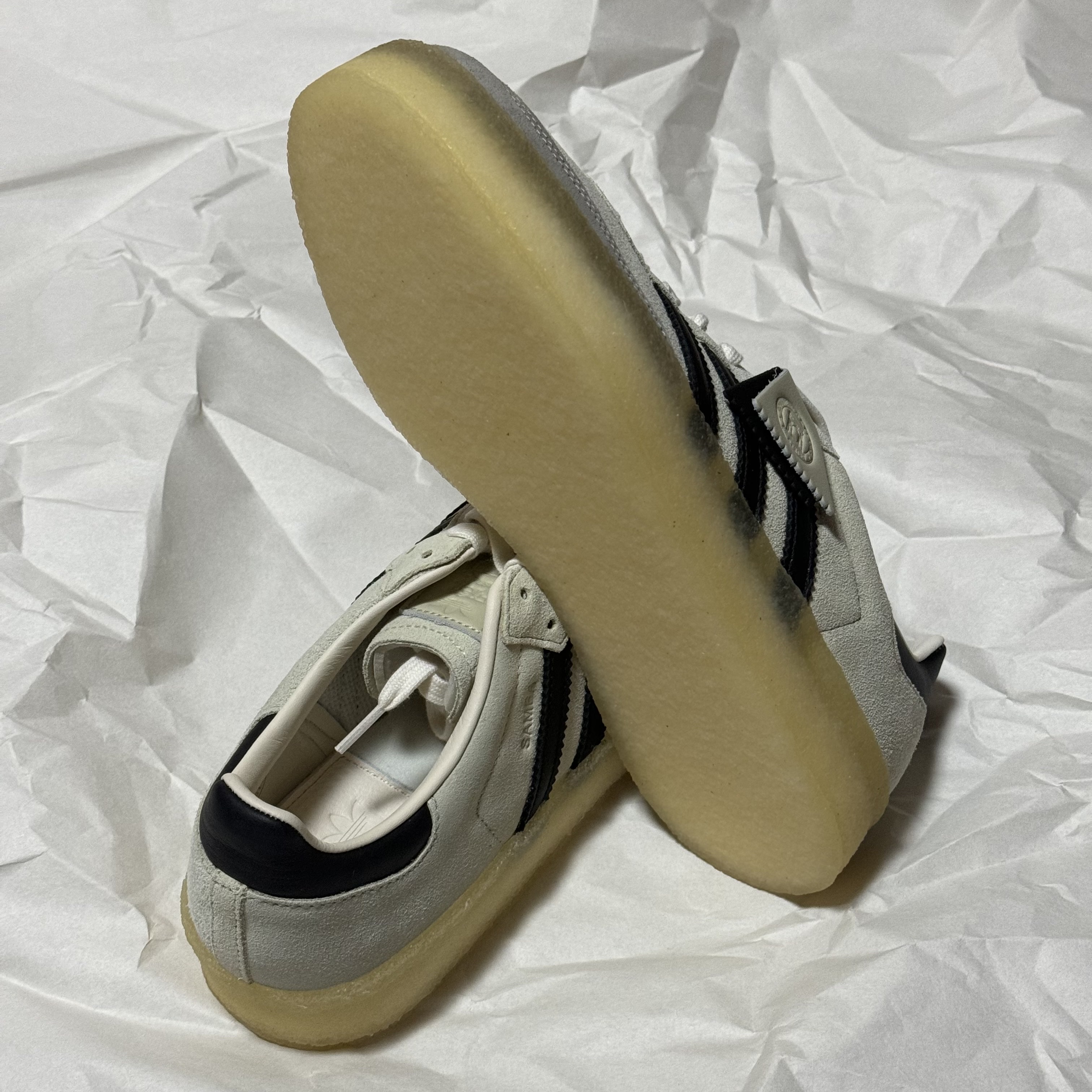 Adidas x Clarks x Ronnie Fieg 8th Street Samba Chalk White Core Black 착용 스타일 - 2