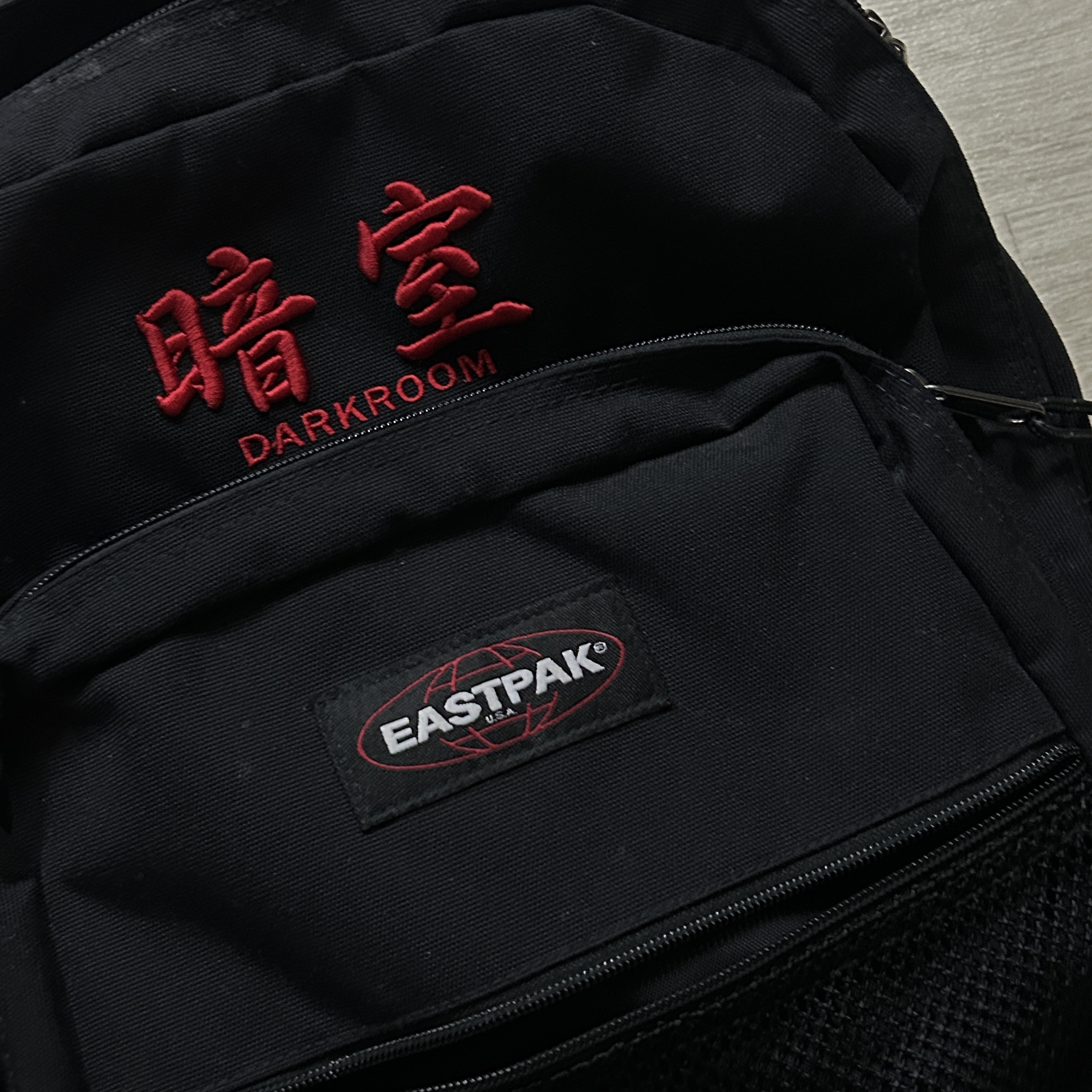 Darkr8m Studio x Eastpak Pinnacle Backpack Black Red 착용 스타일 - 1