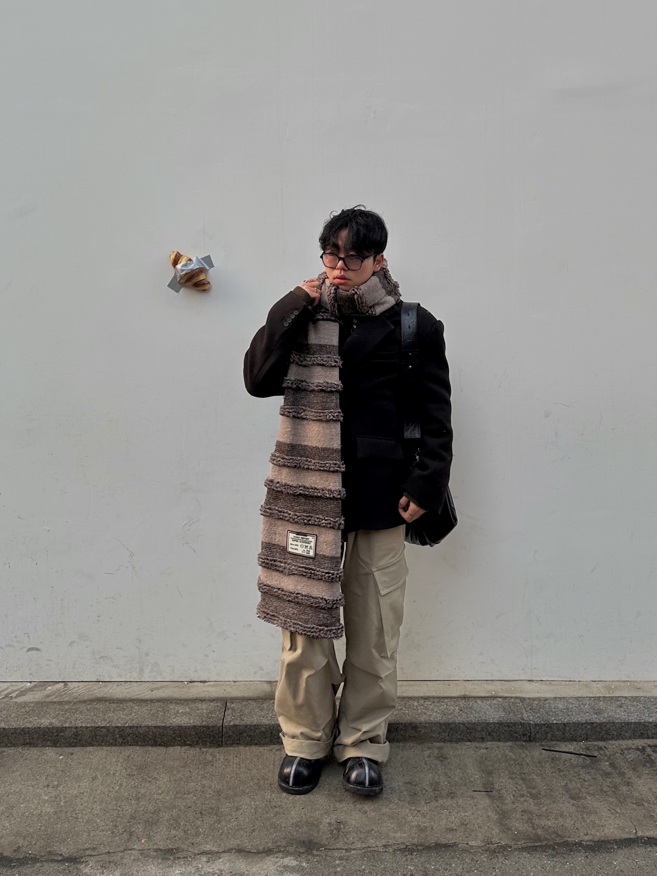 Millo Archive Fluppy Point Bear Key Ring Deep Brown 착용 스타일 - 3