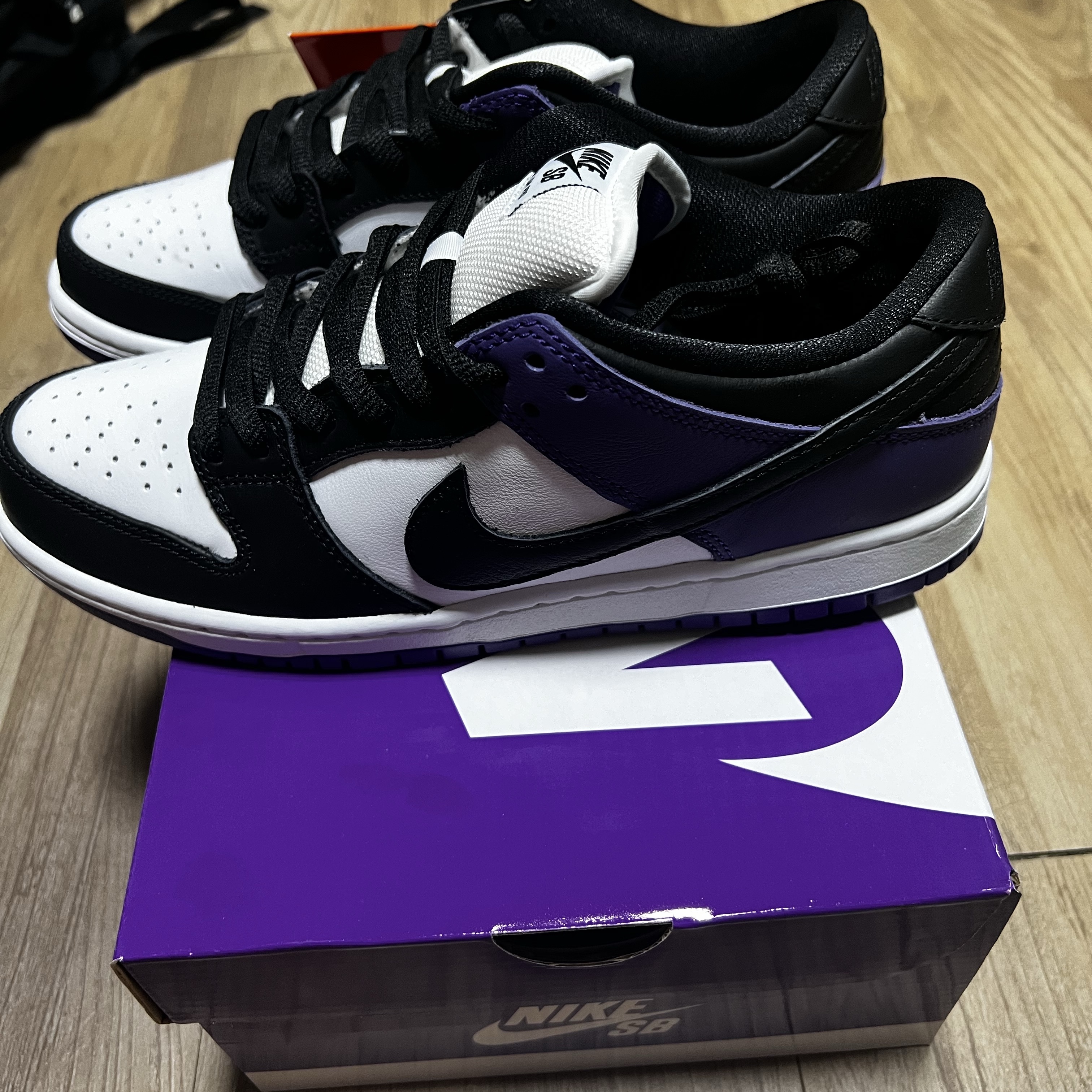 Nike SB Dunk Low Pro Court Purple 착용 스타일 - 3