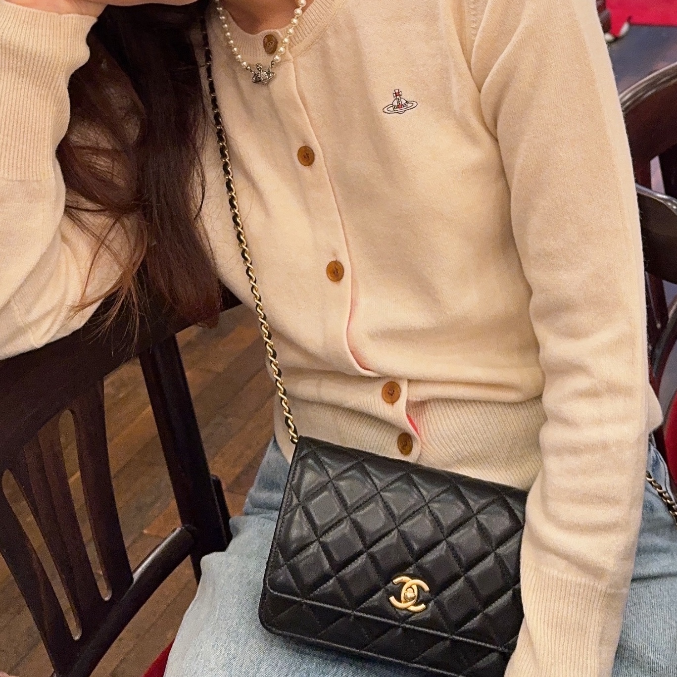 (W) Vivienne Westwood Bea Cardigan Cream, Chanel Wallet On Chain Lambskin & Gold Black 착용 스타일