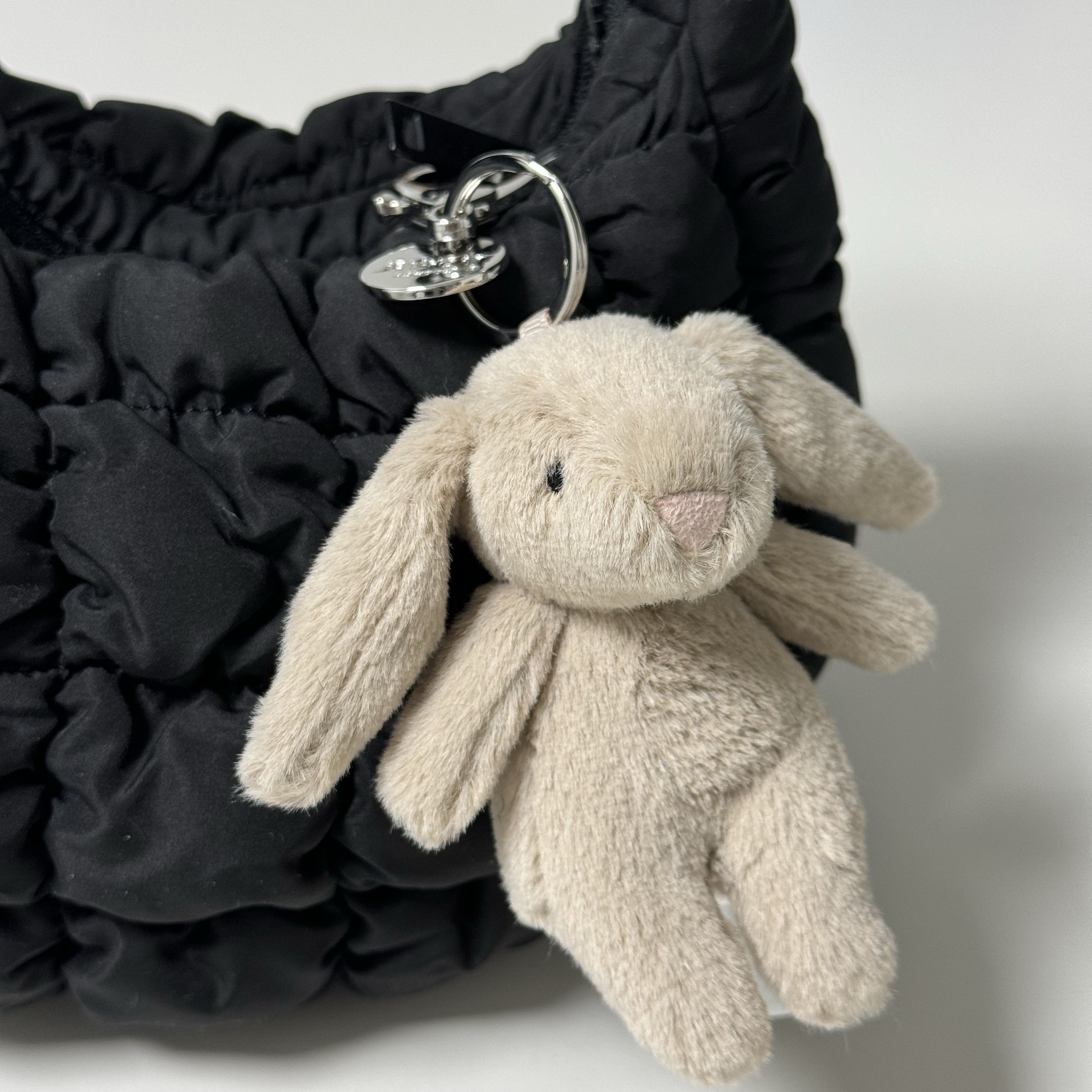 Jellycat Bashful Bunny Bag Charm Beige 착용 스타일 - 1
