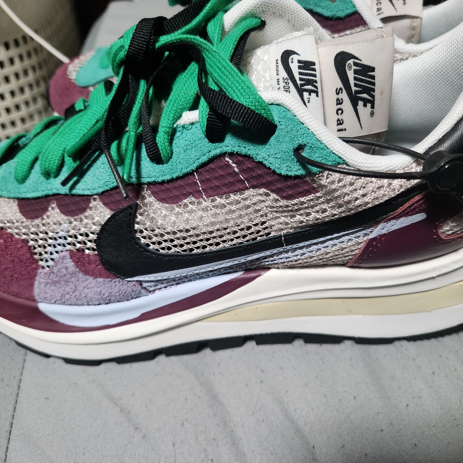Nike x Sacai VaporWaffle String & Black Villain Red 착용 스타일 - 3