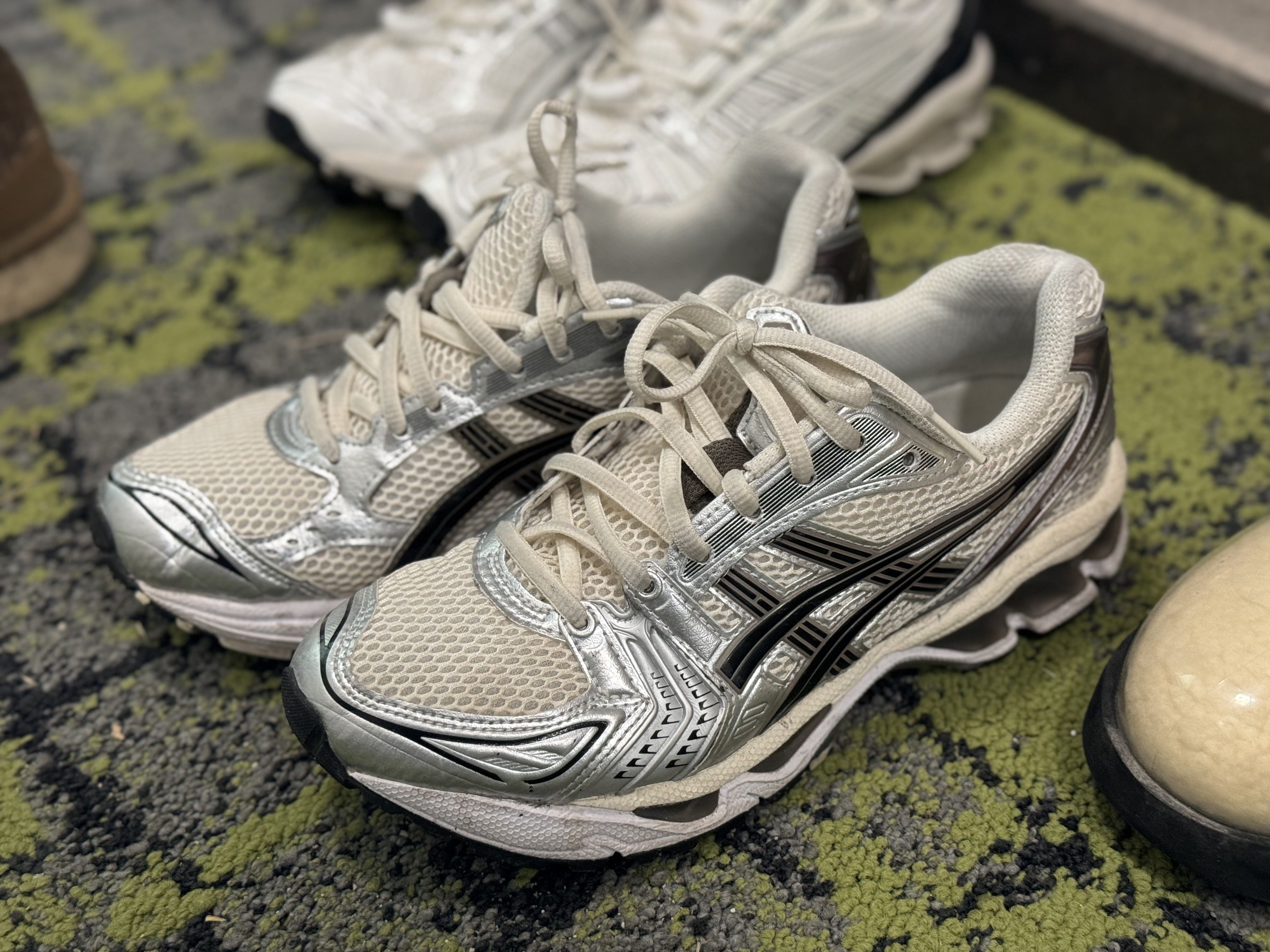 Asics Gel-Kayano 14 Cream Black 착용 스타일