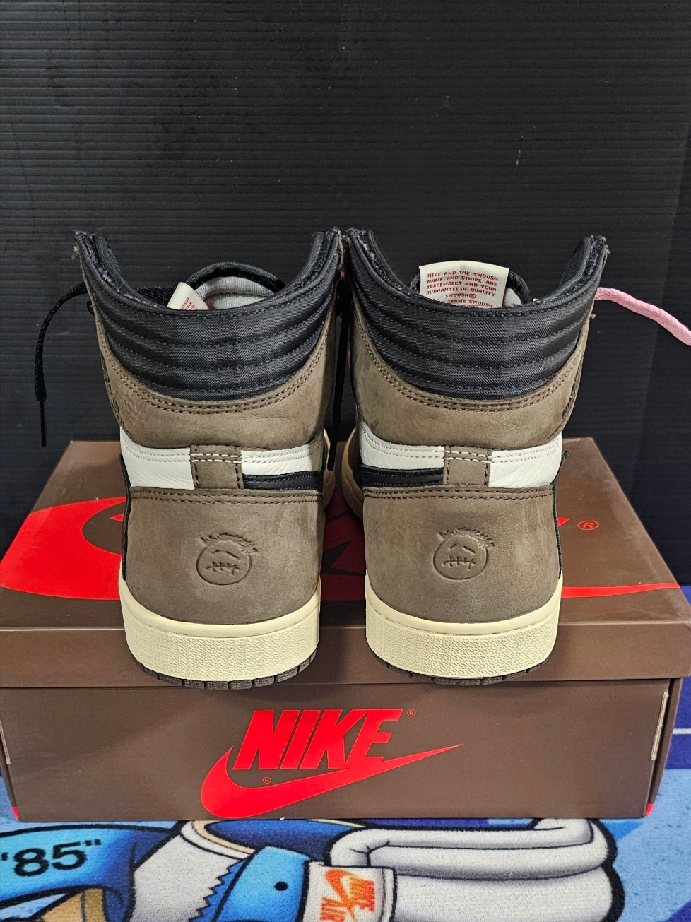 Jordan 1 x Travis Scott Retro High OG SP Mocha 착용 스타일 - 4