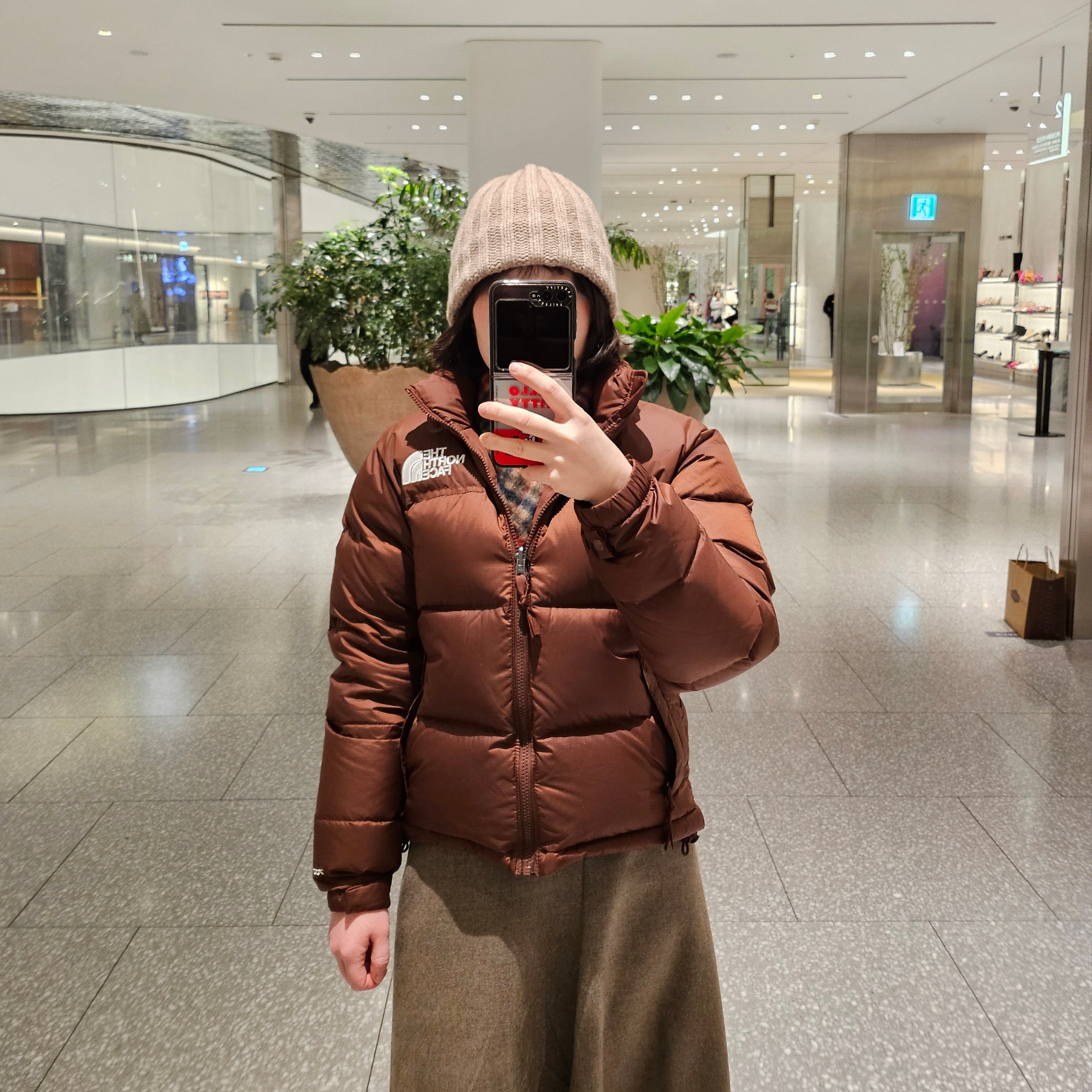 (W) The North Face 1996 Retro Nuptse Jacket Dark Oak 착용 스타일